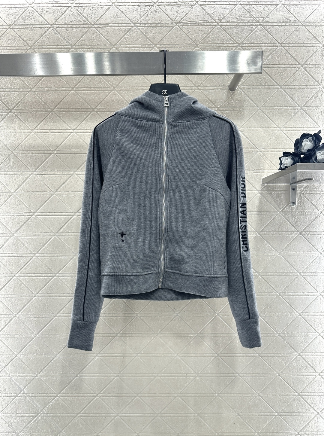 NO:638939,Dio* 2025 new products are on the shelves. Ribbon hooded jacket and trousers set. Customized YB imported wool blend material, with fine texture, warm and comfortable to wear. Hooded zipper jacket, with webbing decoration extending from both sides of the shoulders to the cuffs, letter embroidery embellishment, fashionable and western style. Large body raglan contour line and bee embroidery logo embellishment on the waist side. Rich layers, simple and fashionable. Paired with a series of straight trousers, the webbing and logo echo up and down, suitable for casual use in daily life. Customized surface accessories  Look for the correct version, high version, 2 colors, gray, black, Dior-clothing, dior, dior, jackets & coats, hats, alexander wang19860909Dio* 2025新品上架  织带连帽外套长裤套装 定制YB进口羊毛混纺材质,质感细腻,穿搭保暖舒适,连帽拉链外套,肩膀两侧延伸至袖口织带装饰,字母刺绣点缀,时尚洋气,大身插肩轮廓线腰侧蜜蜂刺绣徽标点缀,层次丰富,简约不失时尚感,搭配系列直筒长裤,织带和徽标上下呼应,日常休闲随意驾驭.定制面辅料 认准版本 高版本 2色 灰色 黑色,迪奥-服装,dior,dior,jackets & coats,hats,alexander wang,Women's clothing