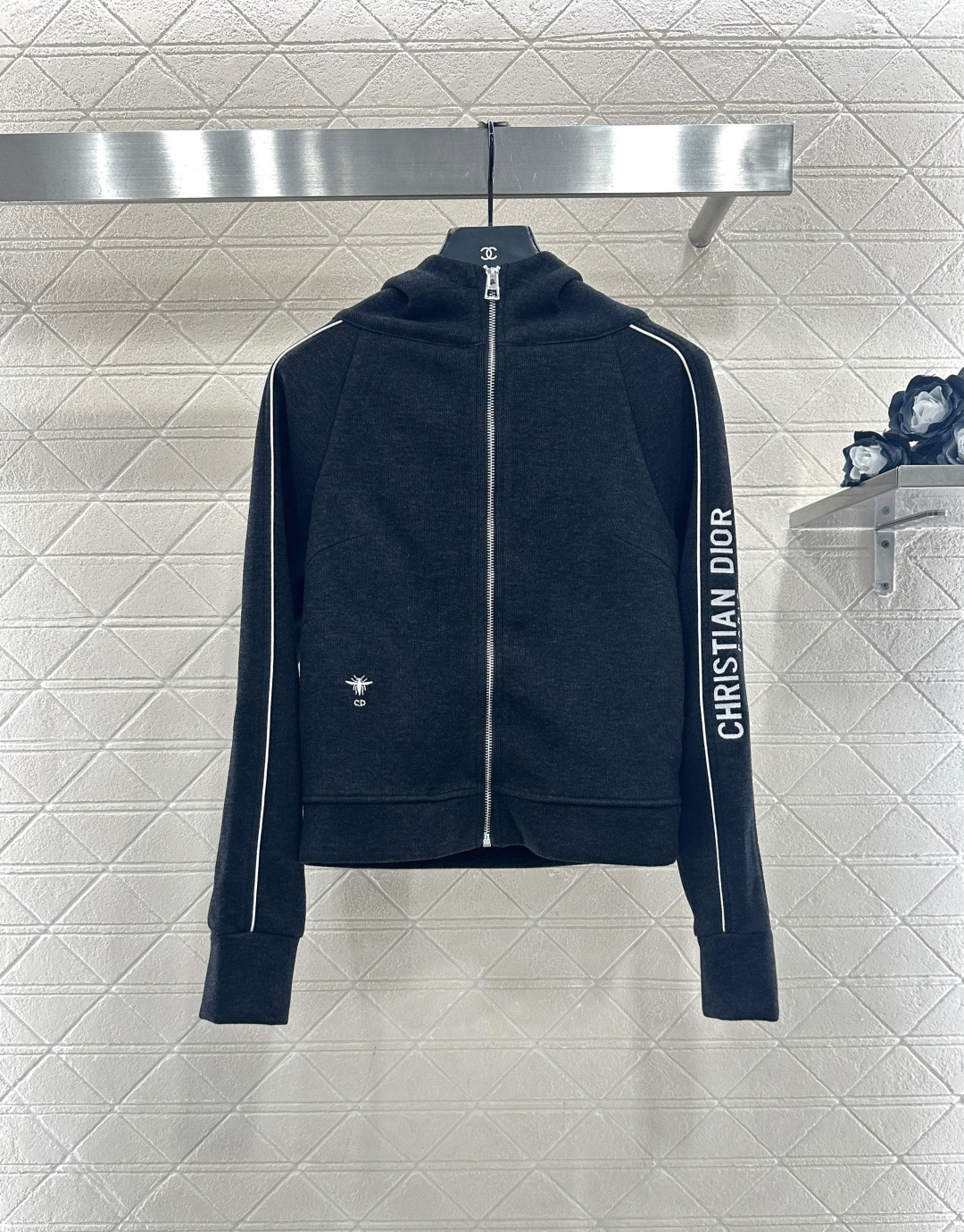 NO:638943,Dio* 2025 new products are on the shelves. Ribbon hooded jacket and trousers set. Customized YB imported wool blend material, with fine texture, warm and comfortable to wear. Hooded zipper jacket, with webbing decoration extending from both sides of the shoulders to the cuffs, letter embroidery embellishment, fashionable and western style. Large body raglan contour line and bee embroidery logo embellishment on the waist side. Rich layers, simple and fashionable. Paired with a series of straight trousers, the webbing and logo echo up and down, suitable for casual use in daily life. Customized surface accessories  Look for the correct version, high version, 2 colors, gray, black, Dior-clothing, dior, dior, jackets & coats, hats, alexander wang19860909Dio* 2025新品上架  织带连帽外套长裤套装 定制YB进口羊毛混纺材质,质感细腻,穿搭保暖舒适,连帽拉链外套,肩膀两侧延伸至袖口织带装饰,字母刺绣点缀,时尚洋气,大身插肩轮廓线腰侧蜜蜂刺绣徽标点缀,层次丰富,简约不失时尚感,搭配系列直筒长裤,织带和徽标上下呼应,日常休闲随意驾驭.定制面辅料 认准版本 高版本 2色 灰色 黑色,迪奥-服装,dior,dior,jackets & coats,hats,alexander wang,Women's clothing