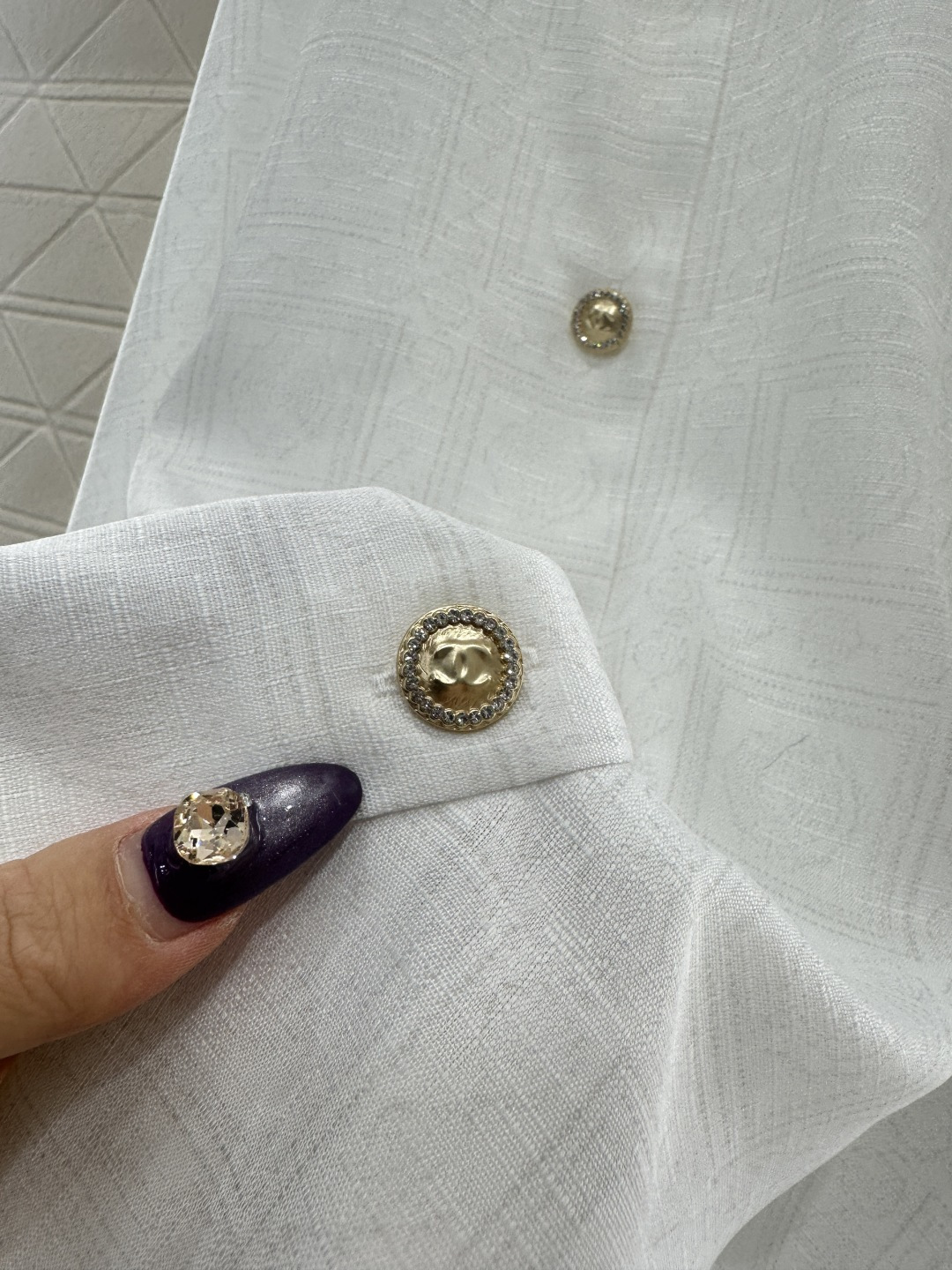 ♥Chane*♥2025新品上架 露肩提花暗纹翻领衬衫定制YB进口丝绵材质，质感舒适细腻，穿搭舒适，翻领