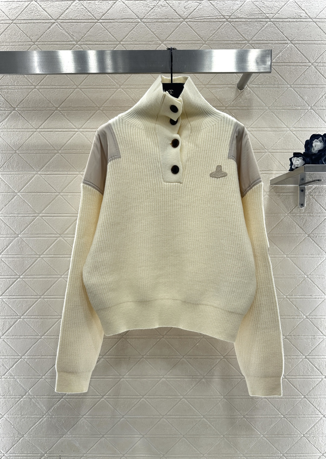 NO:638940,West vivienn*2025 new products are on the shelves. Highland territory star logo knitted sweater. Customized YB wool yarn weaving, high-end texture, comfortable to wear. High-neck knitted pullover sweater cut. The buttons can be half-opened to adjust the wearing style. The body is spliced with nylon fabric on both shoulders. The Saturn logo on the chest. The color fabric collision adds more layers. The hem is tightened in a loose version, which makes the wear fashionable. Customized surface accessories. Look for the correct version. High version 2 colors white  black,women's clothing,sweaters,alexander wang19860909West vivienn*2025新品上架 高领土星徽标针织毛衣 定制YB羊毛纱线织造,质感高级,穿搭舒适,高领针织套头毛衣裁剪,纽扣可半开襟松解调整穿法,大身两肩拼接尼龙面料,胸前土星徽标,色彩面料碰撞更添层次,下摆收紧的宽松版型,穿搭洋气时髦.定制面辅料 认准版本 高版本 2色 白色 黑色,女装,sweaters,alexander wang,Women's clothing