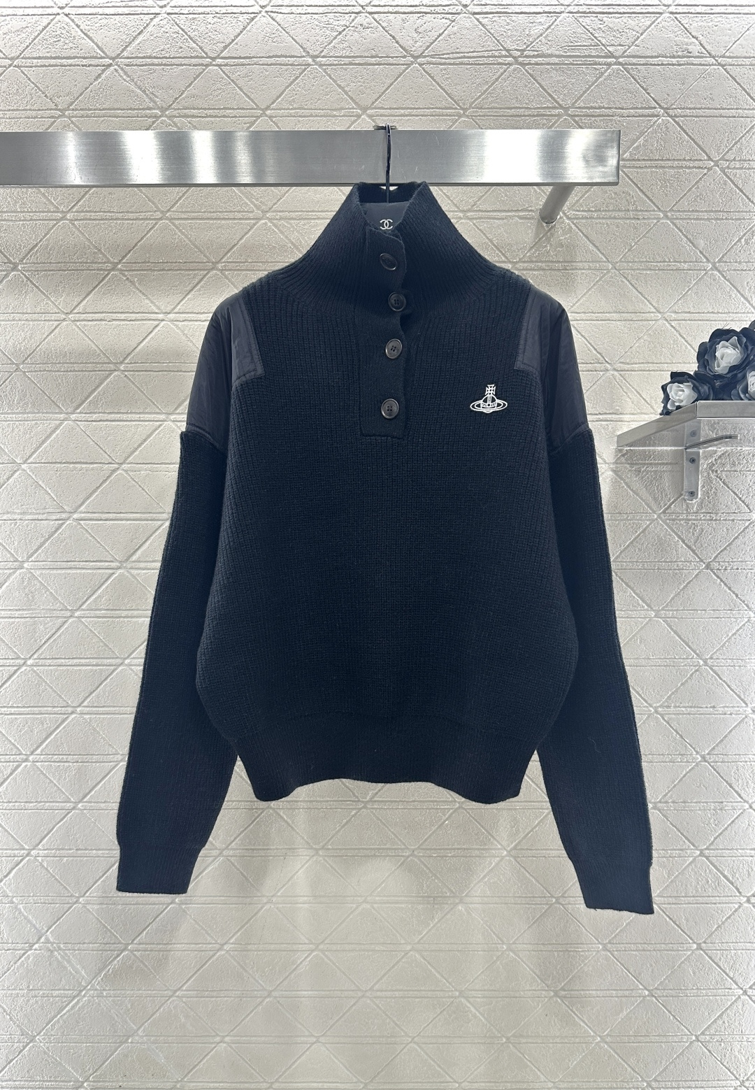 NO:638936,West vivienn*2025 new products are on the shelves. Highland territory star logo knitted sweater. Customized YB wool yarn weaving, high-end texture, comfortable to wear. High-neck knitted pullover sweater cut. The buttons can be half-opened to adjust the wearing style. The body is spliced with nylon fabric on both shoulders. The Saturn logo on the chest. The color fabric collision adds more layers. The hem is tightened in a loose version, which makes the wear fashionable. Customized surface accessories. Look for the correct version. High version 2 colors white  black,women's clothing,sweaters,alexander wang19860909West vivienn*2025新品上架 高领土星徽标针织毛衣 定制YB羊毛纱线织造,质感高级,穿搭舒适,高领针织套头毛衣裁剪,纽扣可半开襟松解调整穿法,大身两肩拼接尼龙面料,胸前土星徽标,色彩面料碰撞更添层次,下摆收紧的宽松版型,穿搭洋气时髦.定制面辅料 认准版本 高版本 2色 白色 黑色,女装,sweaters,alexander wang,Women's clothing