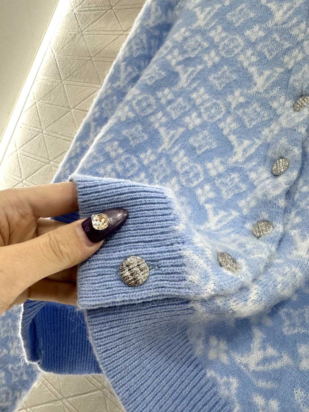 ♥Louis vuitto*♥2025新品上架 提花圆领针织开衫定制YB羊毛针织材质，质感高级，舒适柔软