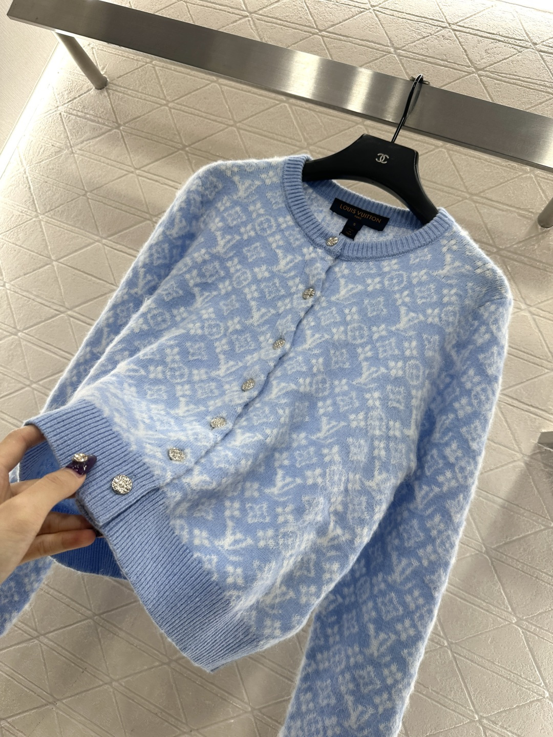 ♥Louis vuitto*♥2025新品上架 提花圆领针织开衫定制YB羊毛针织材质，质感高级，舒适柔软