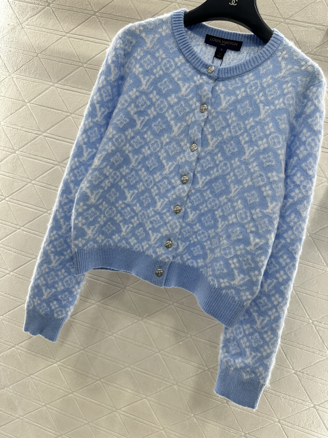 ♥Louis vuitto*♥2025新品上架 提花圆领针织开衫定制YB羊毛针织材质，质感高级，舒适柔软