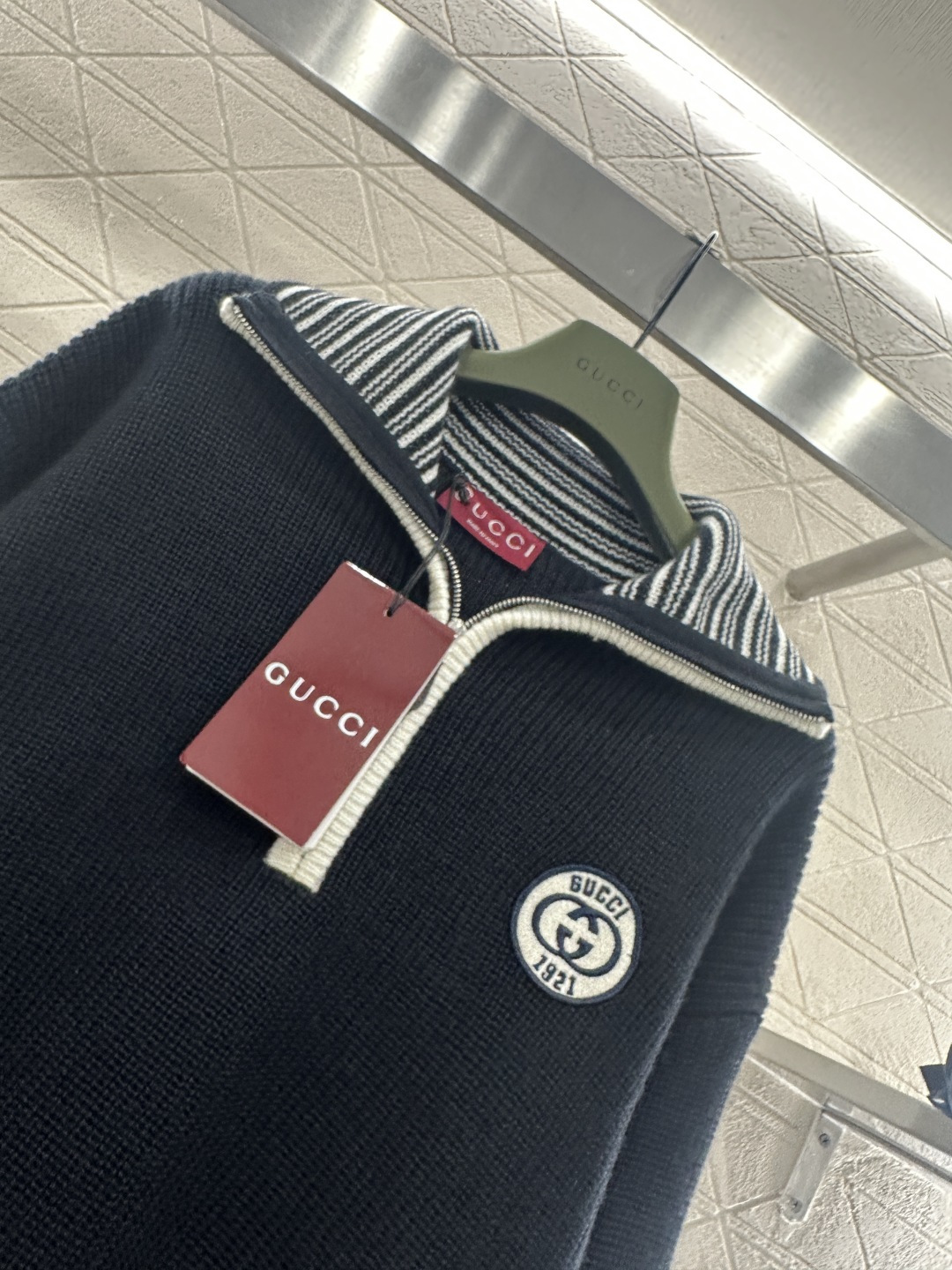 ♥Gucc*♥2025新品上架 翻领字母徽标针织毛衣定制YB羊毛纱线织造，穿搭舒适，质感十足，翻领拉链半