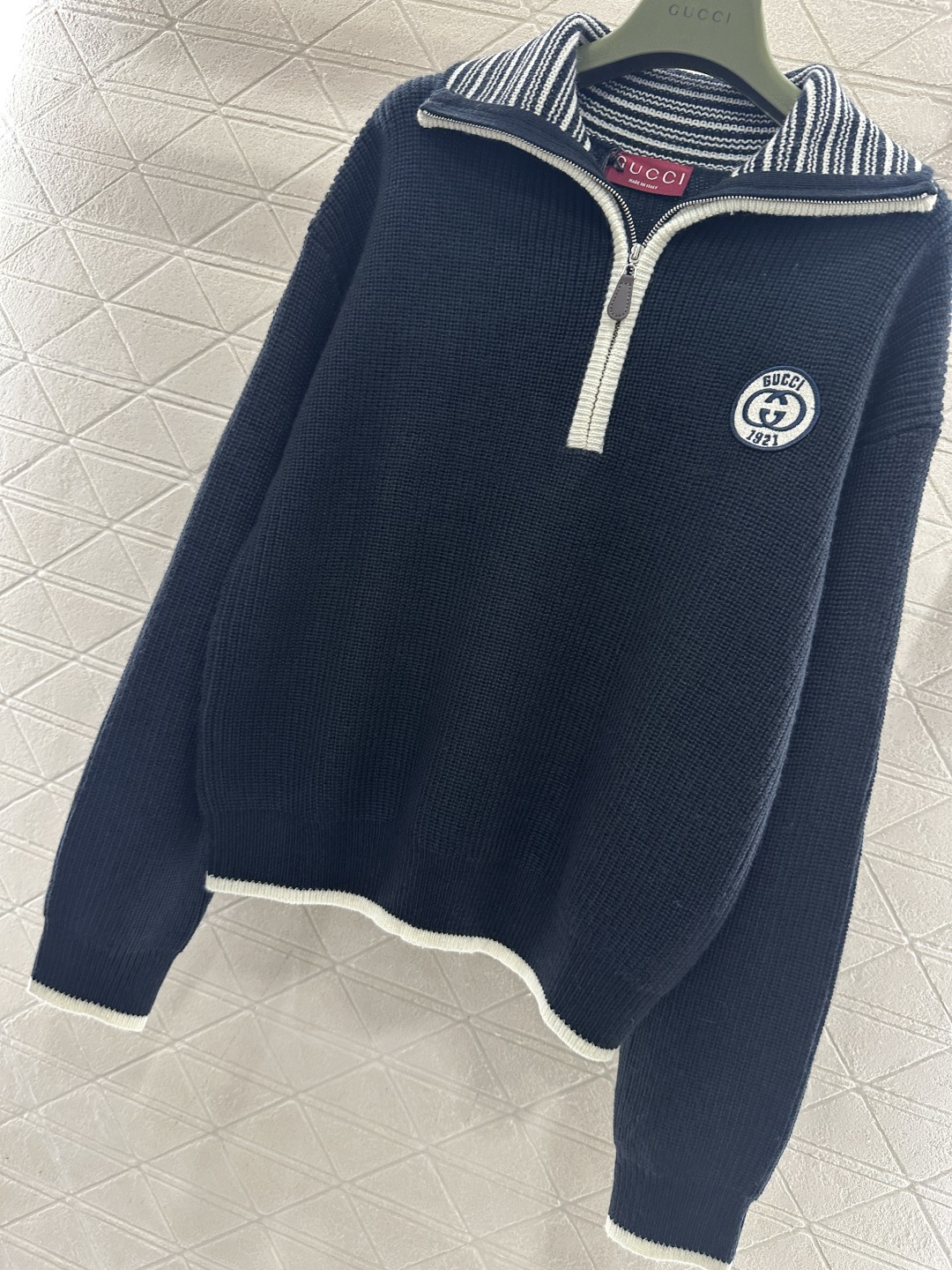 ♥Gucc*♥2025新品上架 翻领字母徽标针织毛衣定制YB羊毛纱线织造，穿搭舒适，质感十足，翻领拉链半