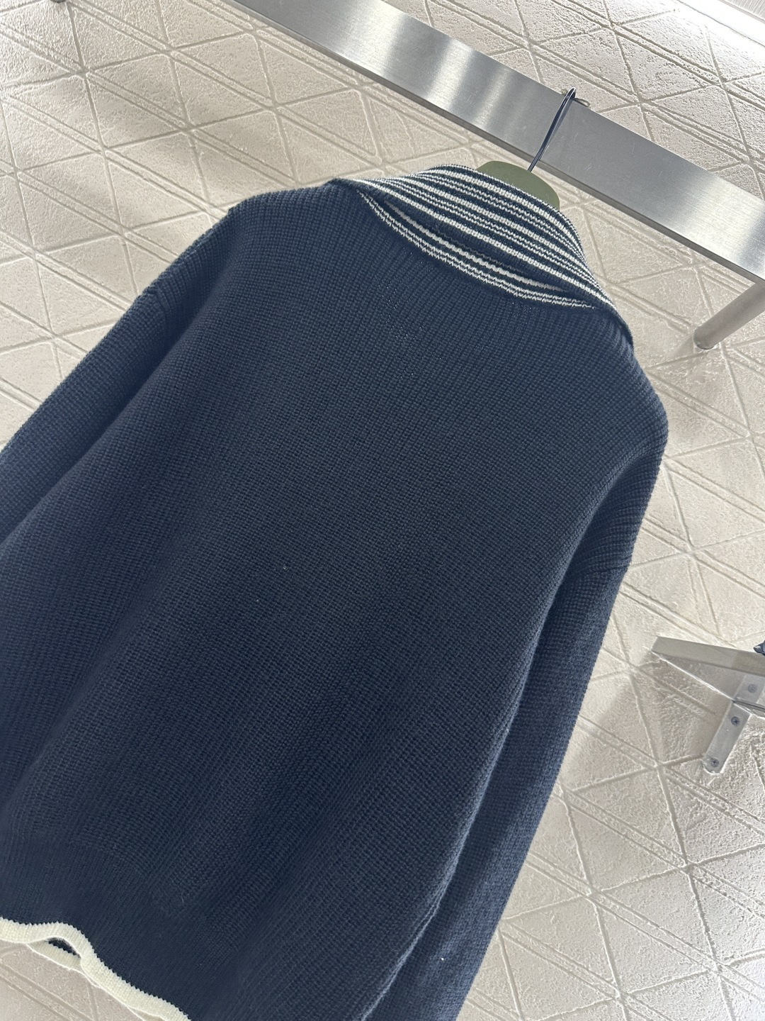 ♥Gucc*♥2025新品上架 翻领字母徽标针织毛衣定制YB羊毛纱线织造，穿搭舒适，质感十足，翻领拉链半