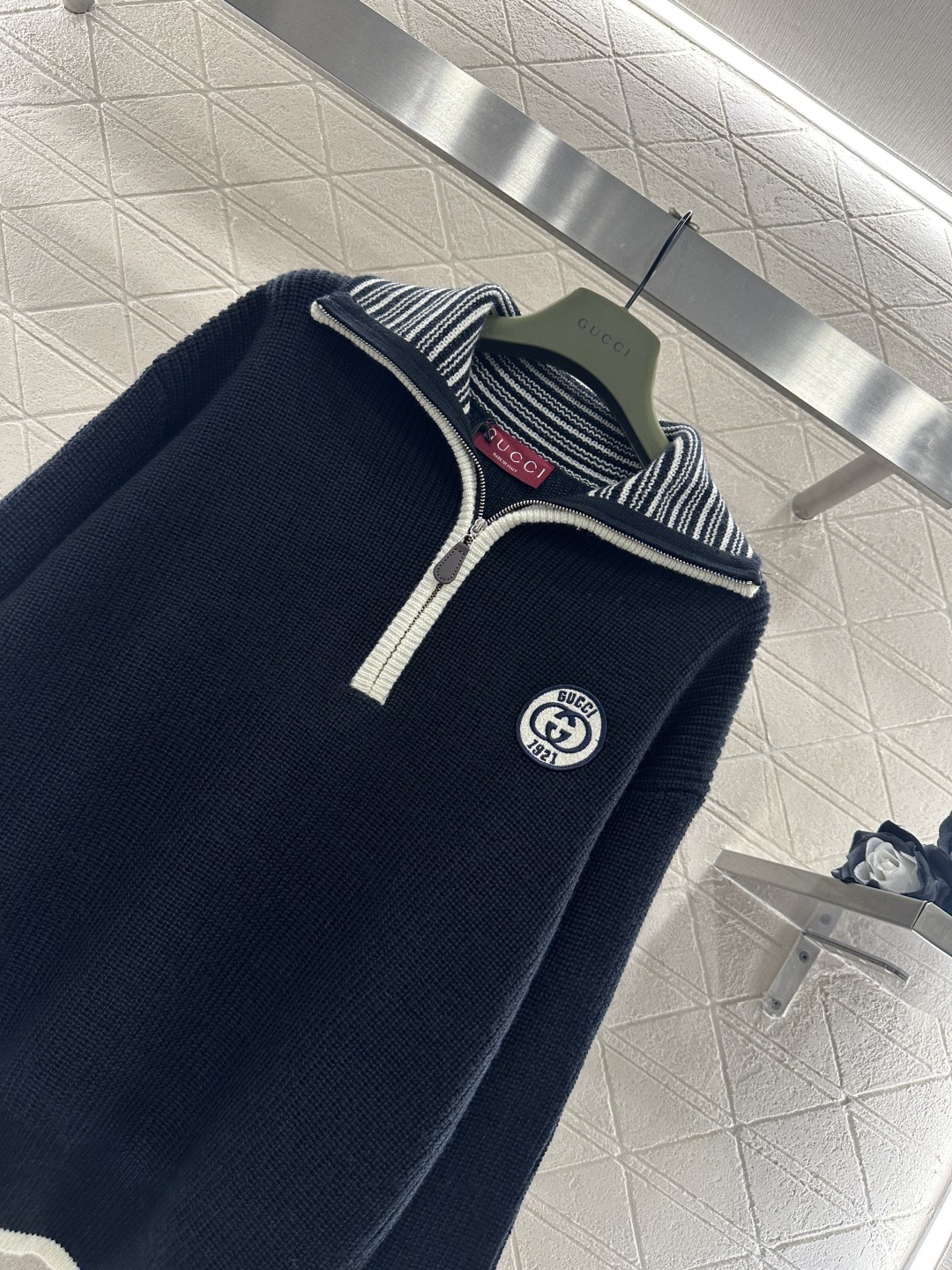 ♥Gucc*♥2025新品上架 翻领字母徽标针织毛衣定制YB羊毛纱线织造，穿搭舒适，质感十足，翻领拉链半