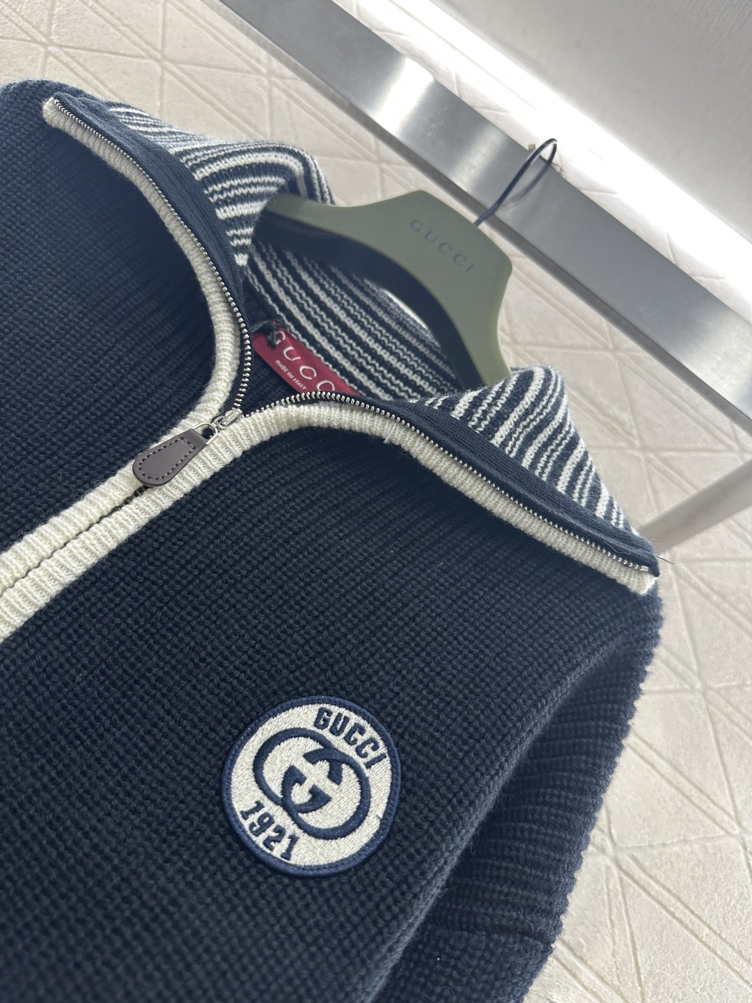 ♥Gucc*♥2025新品上架 翻领字母徽标针织毛衣定制YB羊毛纱线织造，穿搭舒适，质感十足，翻领拉链半