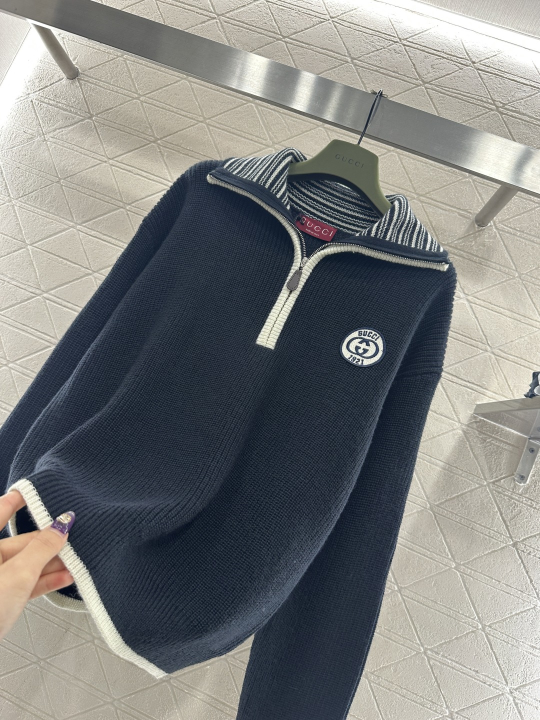 ♥Gucc*♥2025新品上架 翻领字母徽标针织毛衣定制YB羊毛纱线织造，穿搭舒适，质感十足，翻领拉链半