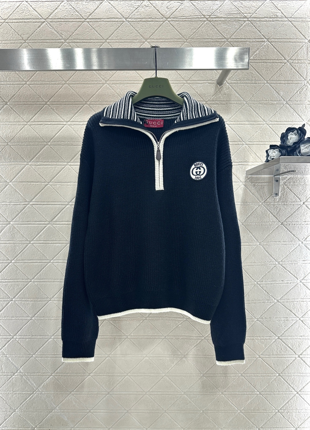 NO:638928,Gucc*2025 new products are on the shelves. Lapel letter logo knitted sweater. Customized YB wool yarn weaving, comfortable to wear and full of texture. The lapel zipper half-open knitted sweater is cut. The body is plain except for the collar. The hem and cuffs are trimmed with white threads. The double G embroidered letter logo is decorated on the chest. The collision of multiple brand elements adds to the layering. The outfit is fashionable. Customized surface accessories. Look for the version. High version  black,Gucci-clothing,gucci,gucci,sweaters,alexander wang19860909Gucc*2025新品上架 翻领字母徽标针织毛衣 定制YB羊毛纱线织造,穿搭舒适,质感十足,翻领拉链半开襟针织毛衣裁剪,领边以外的大身素色,下摆和袖口白色螺纹收边,胸前双G刺绣字母徽标装饰,多重品牌元素碰撞更添层次,穿搭洋气时髦.定制面辅料 认准版本 高版本 黑色,古驰-服装,gucci,gucci,sweaters,alexander wang,Women's clothing