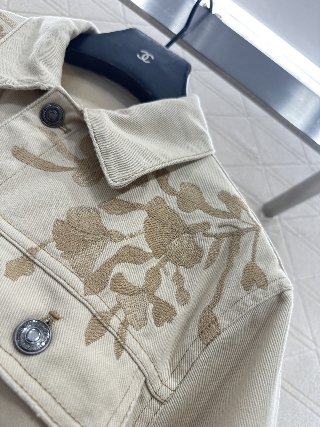 ♥Dio*♥2025新品上架刺绣牛仔夹克外套长裤套装定制YB斜纹棉牛仔材质，多重水洗，呈现出挺括质感，翻