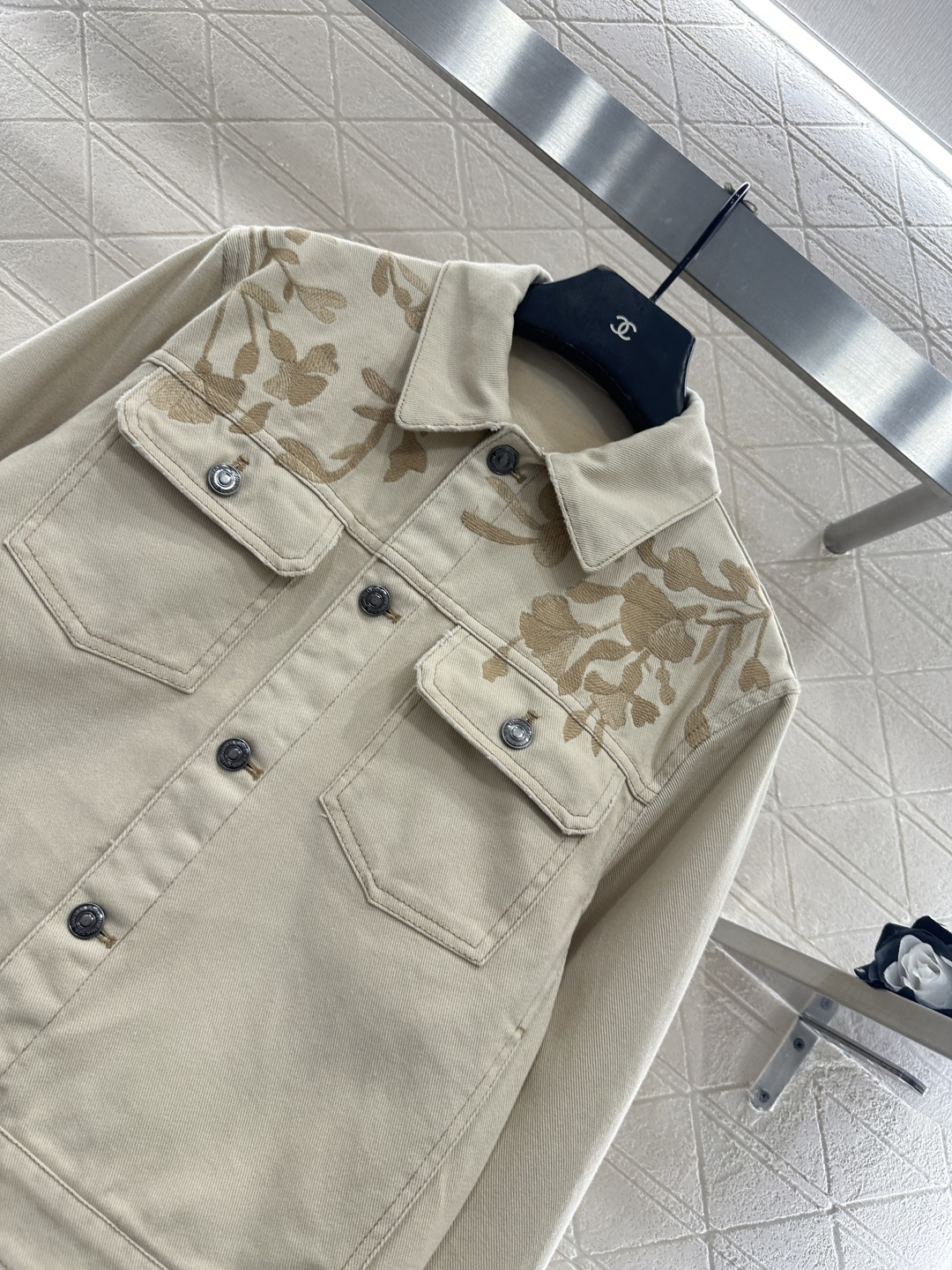 ♥Dio*♥2025新品上架刺绣牛仔夹克外套长裤套装定制YB斜纹棉牛仔材质，多重水洗，呈现出挺括质感，翻