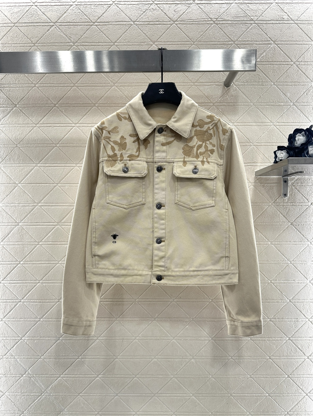 NO:638935,Dio*2025 new products are on the shelves, embroidered denim jacket, coat and trousers suit  Customized YB twill cotton denim material, multiple washes, showing a crisp texture, lapel right-shoulder denim jacket cut, flap pockets with basic contour lines, durable and high-end, ginkgo plant embroidery on the shoulders extends to the back shoulder, bee embroidery logo on the side waist, echoing the letter logo on the back collar, highlighting the brand style, fresh and natural, paired with straight trousers of the same series, embroidered on the symmetrical pockets, coordinated and advanced, fashionable and casual. Customized surface accessories Look for the correct version High version Off-white -  Jackets,Dior-clothing,dior,dior,jackets & coats,jackets & coats,alexander wang19860909Dio*2025新品上架 刺绣牛仔夹克外套长裤套装 定制YB斜纹棉牛仔材质,多重水洗,呈现出挺括质感,翻领正肩牛仔夹克裁剪,翻盖口袋搭配基础轮廓线耐看高级,肩膀银杏植物系刺绣延伸至后肩,侧腰蜜蜂刺绣徽标,后领字母徽标呼应,凸显品牌格调,清新自然,搭配同系列直筒长裤,刺绣于对称口袋呼应,穿搭协调高级,时尚休闲.定制面辅料 认准版本 高版本 米白色 - 外套,迪奥-服装,dior,dior,jackets & coats,jackets & coats,alexander wang,Women's clothing