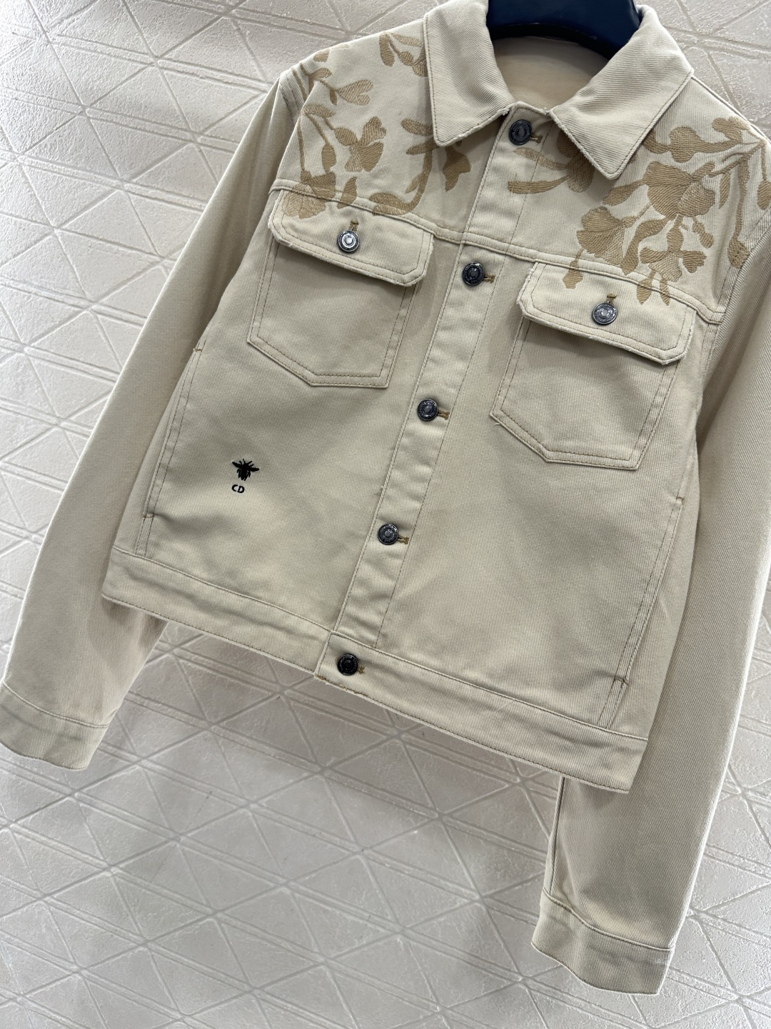 ♥Dio*♥2025新品上架刺绣牛仔夹克外套长裤套装定制YB斜纹棉牛仔材质，多重水洗，呈现出挺括质感，翻