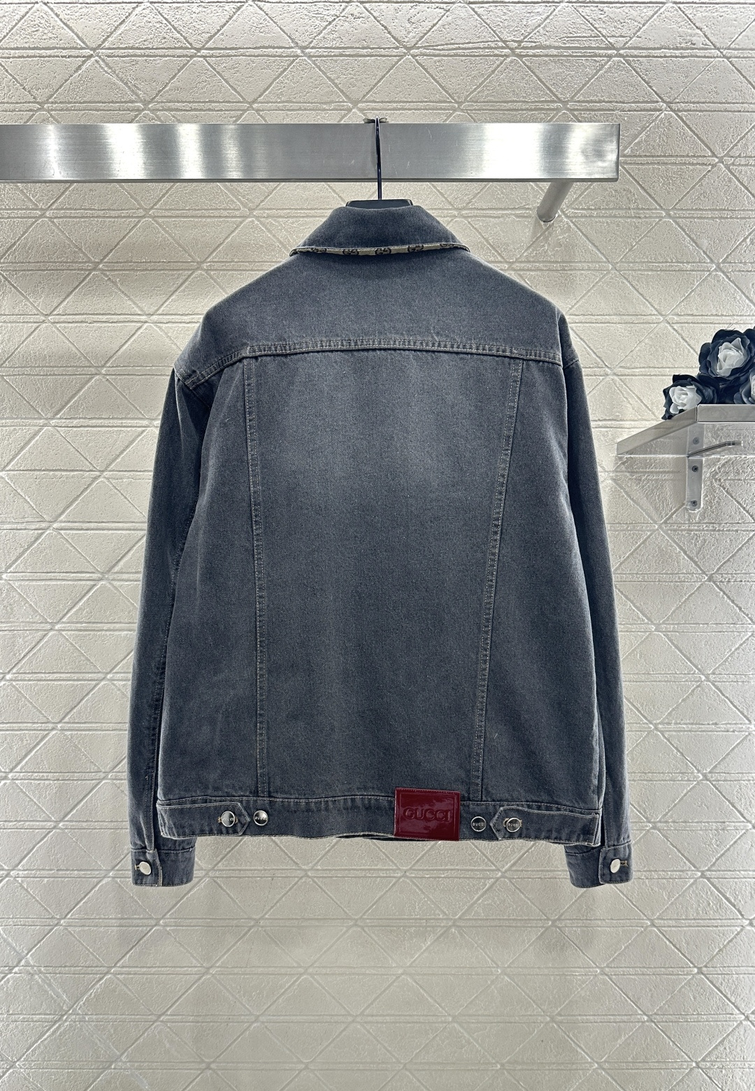 ♥Gucc*♥2025新品上架 磨白牛仔外套长裤套装定制YB斜纹棉牛仔材质，多重水洗，呈现出挺括质感，翻