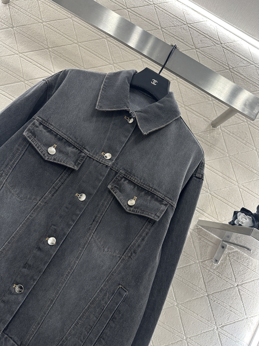 ♥Gucc*♥2025新品上架 磨白牛仔外套长裤套装定制YB斜纹棉牛仔材质，多重水洗，呈现出挺括质感，翻