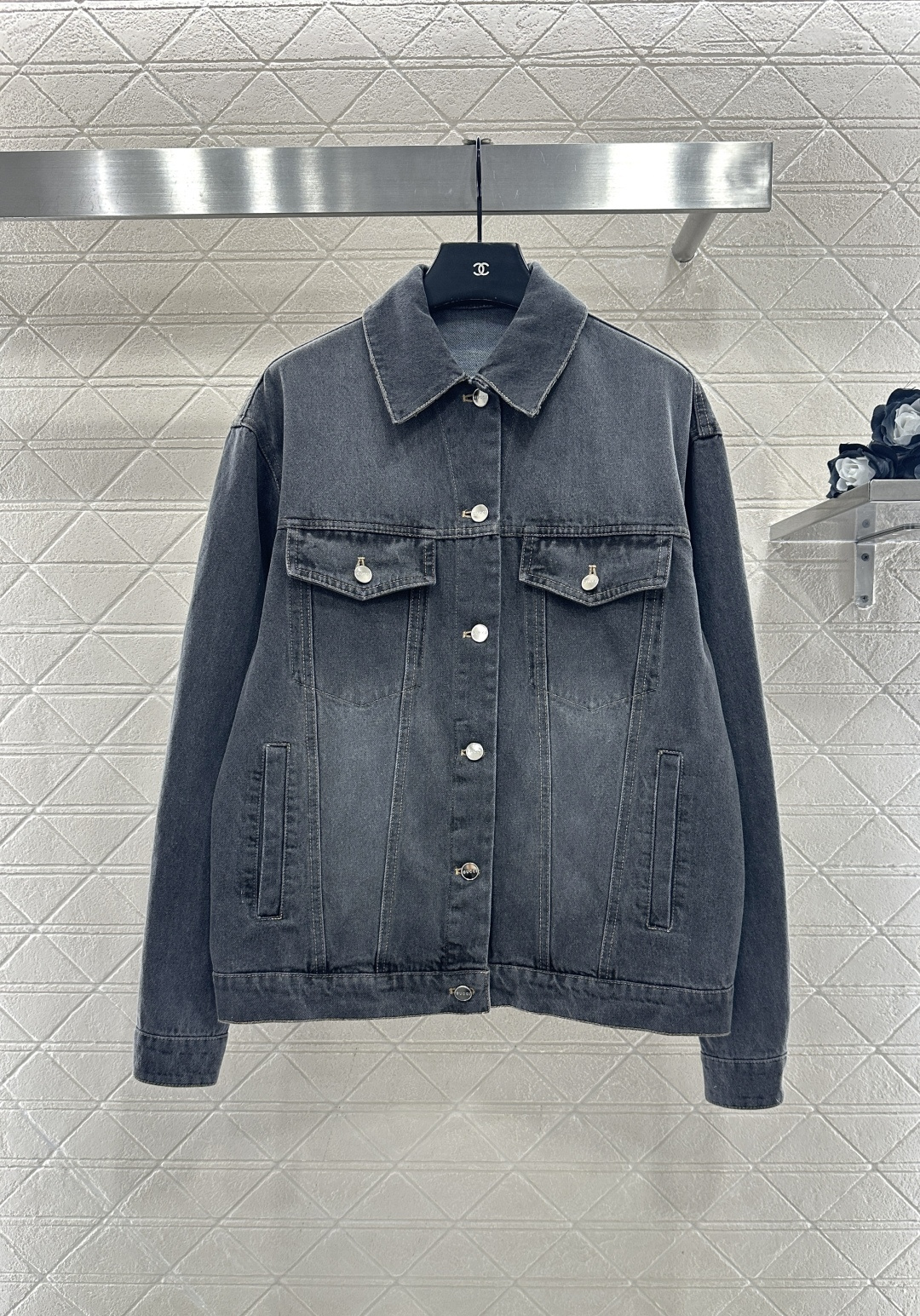 NO:638929,Gucc*2025 new products on the shelves, white denim jacket and trousers suit  Customized YB twill cotton denim material, multiple washes, showing a crisp texture, lapel right-shoulder denim jacket cut, flap pockets with basic contours, durable and high-end, symmetrically distributed white matte texture with natural transition, jacquard double G logo on the inside of the collar and cuff folds, high-end and fashionable, matched with straight trousers of the same series, echoing the letter logo of the reflective leather label on the back, highlighting the brand style, making the complete set look colorful and fashionable. Customized surface accessories Look for version High version -  Jackets,Gucci-clothing,gucci,gucci,jackets & coats,alexander wang19860909Gucc*2025新品上架 磨白牛仔外套长裤套装 定制YB斜纹棉牛仔材质,多重水洗,呈现出挺括质感,翻领正肩牛仔外套裁剪,翻盖口袋搭配基础轮廓线耐看高级,对称分布自然过渡的白色磨白纹理,领边内侧和袖口翻折处点缀提花双G徽标,高级时髦,搭配同系列直筒长裤,后腰反光皮标字母徽标呼应,凸显品牌格调,成套穿搭出彩时髦.定制面辅料 认准版本 高版本 - 外套,古驰-服装,gucci,gucci,jackets & coats,alexander wang,Women's clothing