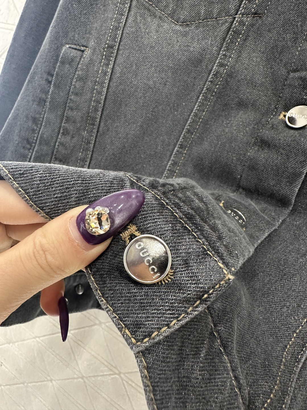 ♥Gucc*♥2025新品上架 磨白牛仔外套长裤套装定制YB斜纹棉牛仔材质，多重水洗，呈现出挺括质感，翻