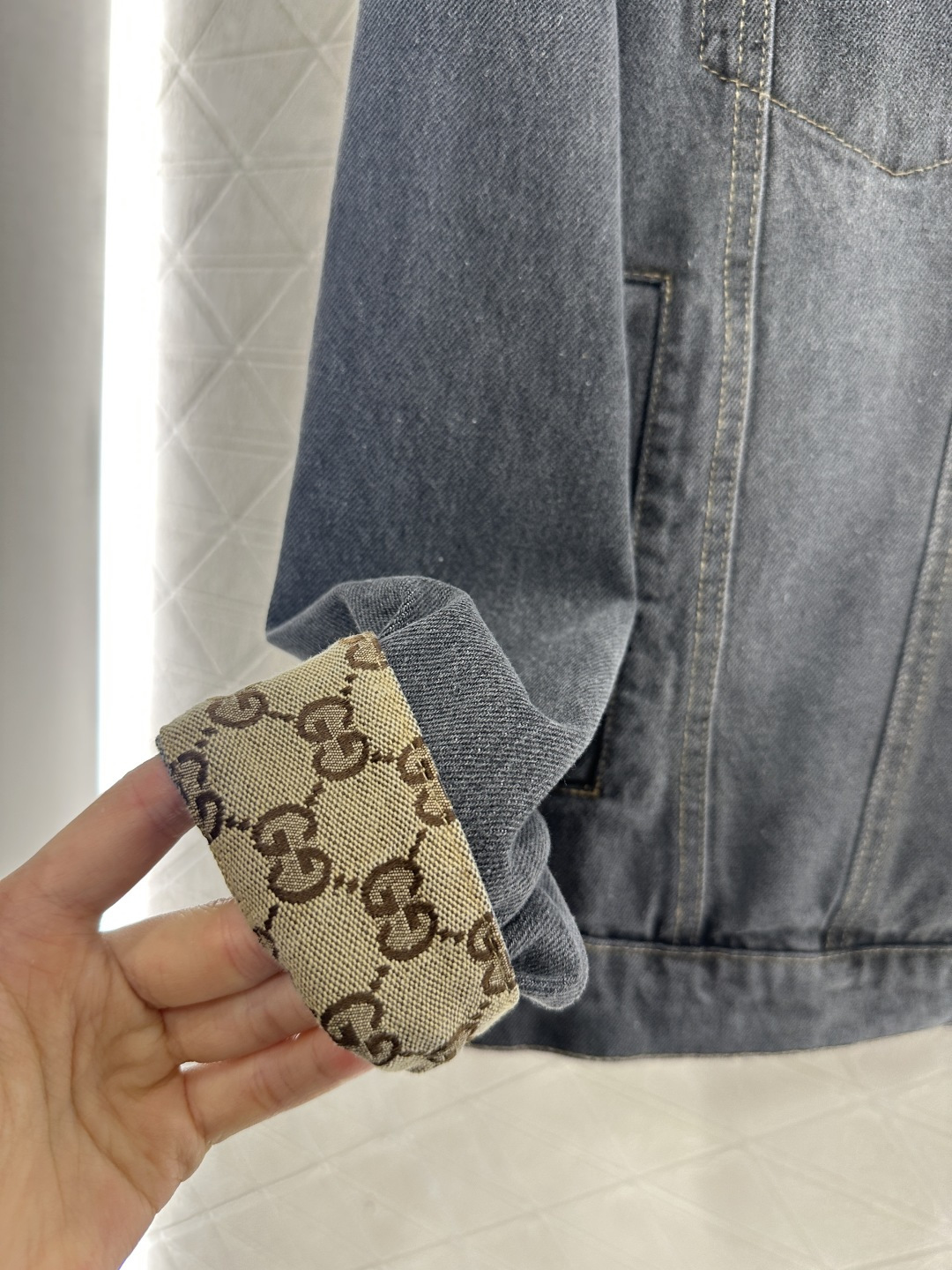 ♥Gucc*♥2025新品上架 磨白牛仔外套长裤套装定制YB斜纹棉牛仔材质，多重水洗，呈现出挺括质感，翻