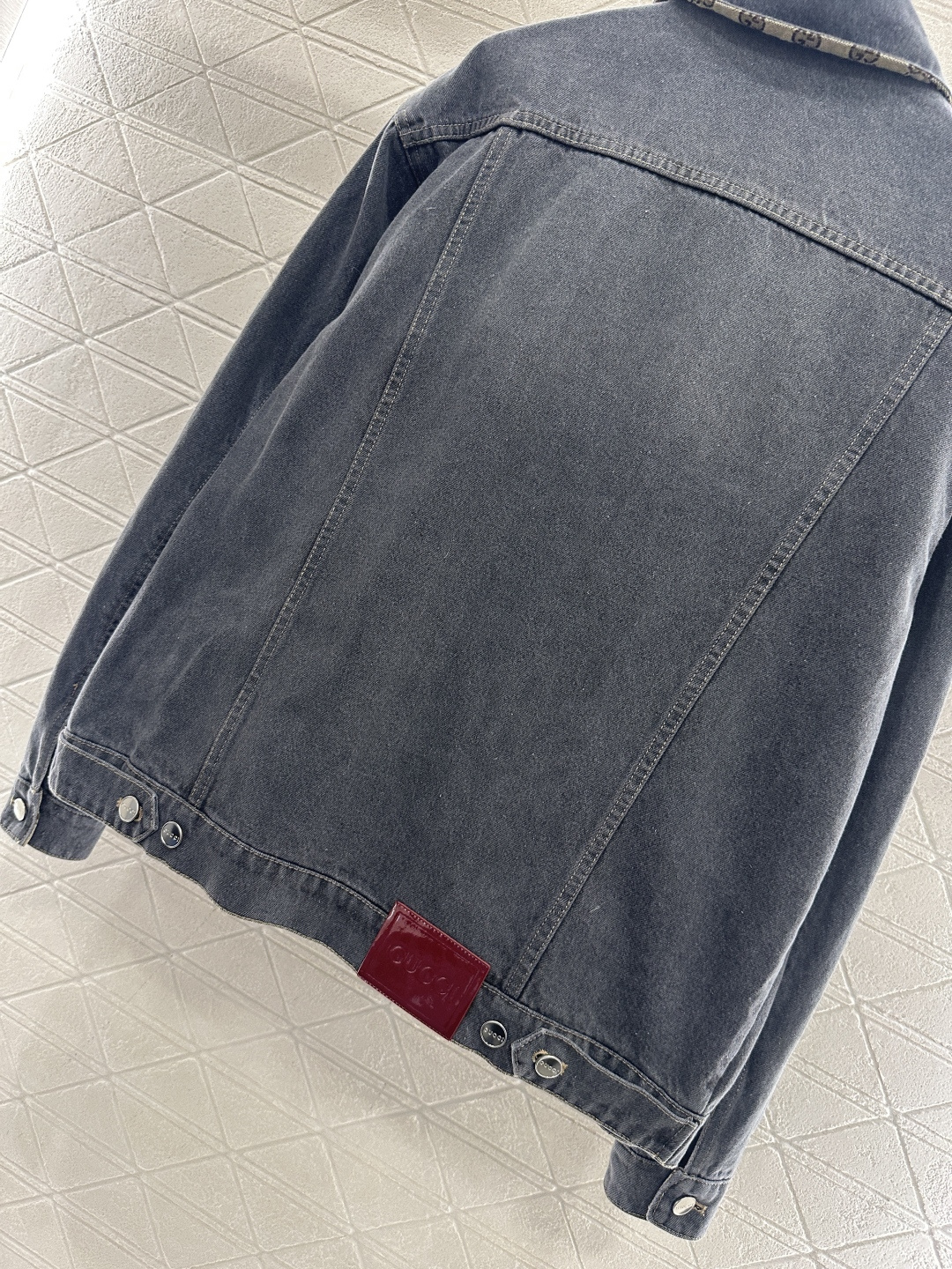 ♥Gucc*♥2025新品上架 磨白牛仔外套长裤套装定制YB斜纹棉牛仔材质，多重水洗，呈现出挺括质感，翻