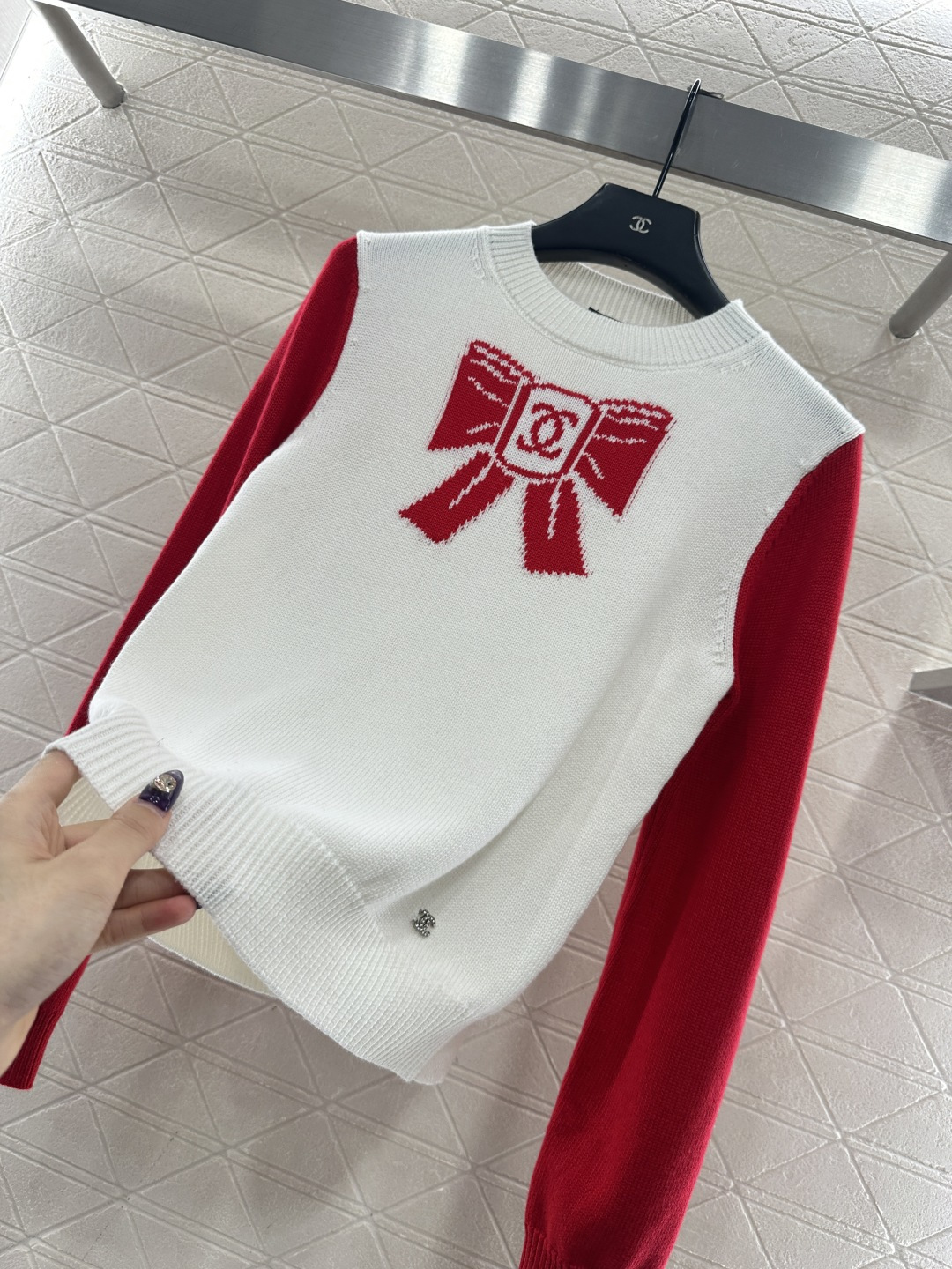 ♥Chane*♥2025新品上架圆领插肩蝴蝶结字母针织长袖定制YB羊毛纱线材质，亲肤柔软透气舒适，质感十