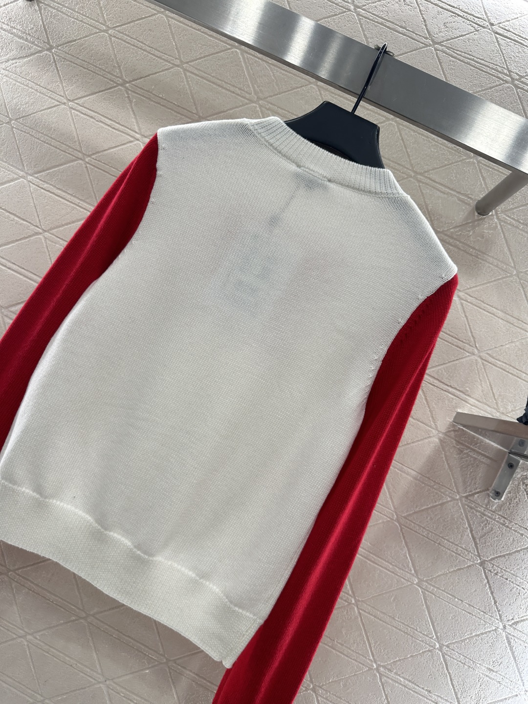 ♥Chane*♥2025新品上架圆领插肩蝴蝶结字母针织长袖定制YB羊毛纱线材质，亲肤柔软透气舒适，质感十