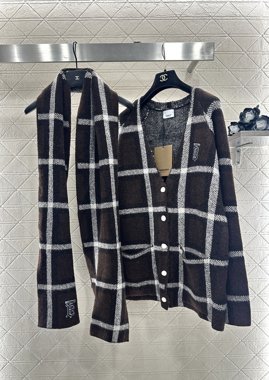 ♥BBR*♥2025新品上架 羊毛格纹围巾针织外套定制YB羊毛针织材质，质感细腻，高级舒适，V领针织廓形