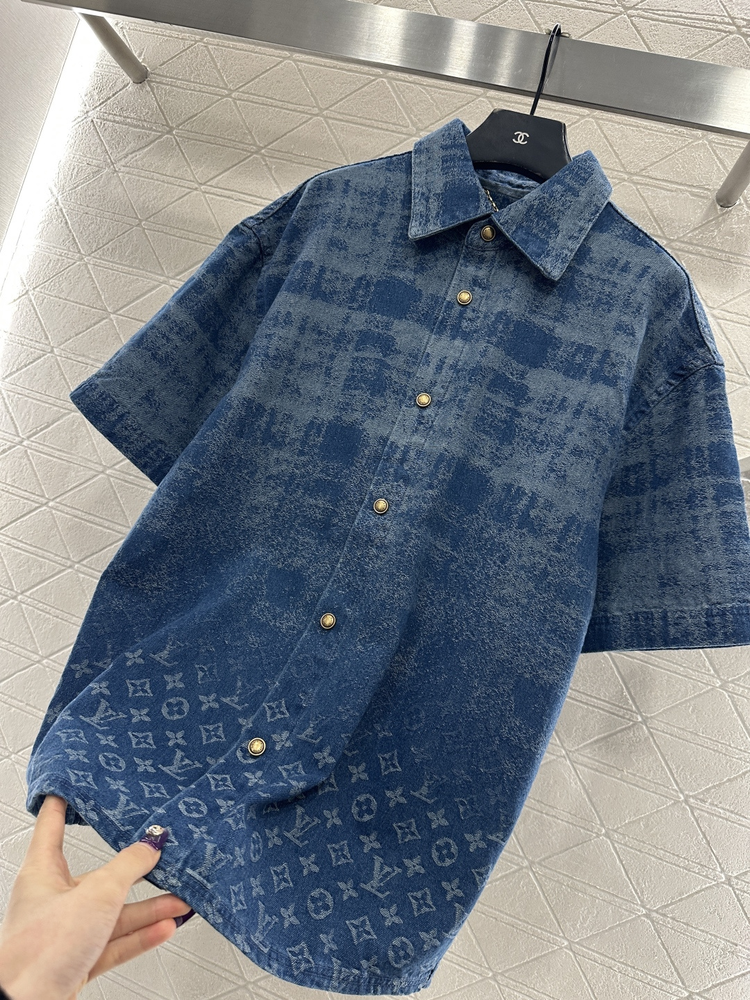 ♥Louis Vuitto*♥ 2025新品上架 激光渐变牛仔衬衣定制YB斜纹棉牛仔材质，多重水洗还原牛