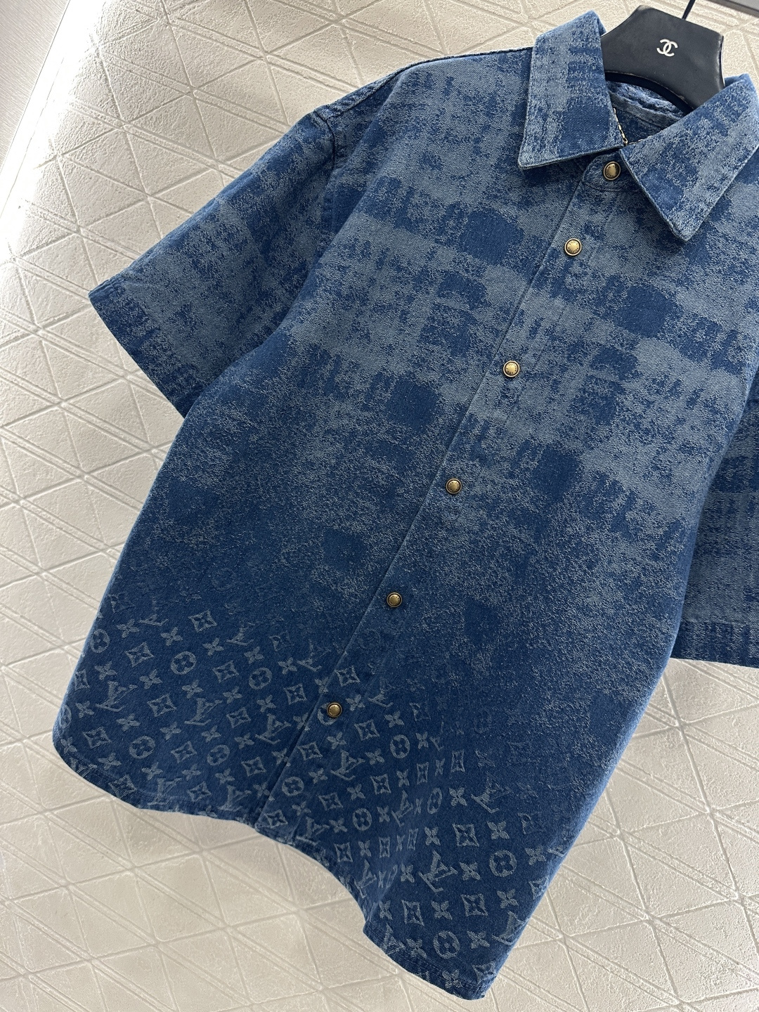 ♥Louis Vuitto*♥ 2025新品上架 激光渐变牛仔衬衣定制YB斜纹棉牛仔材质，多重水洗还原牛