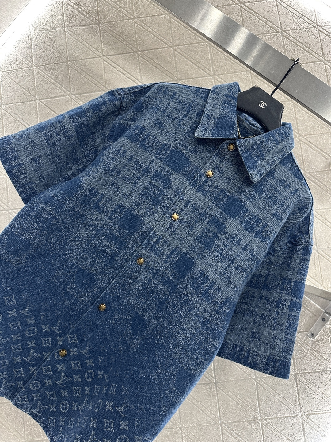 ♥Louis Vuitto*♥ 2025新品上架 激光渐变牛仔衬衣定制YB斜纹棉牛仔材质，多重水洗还原牛