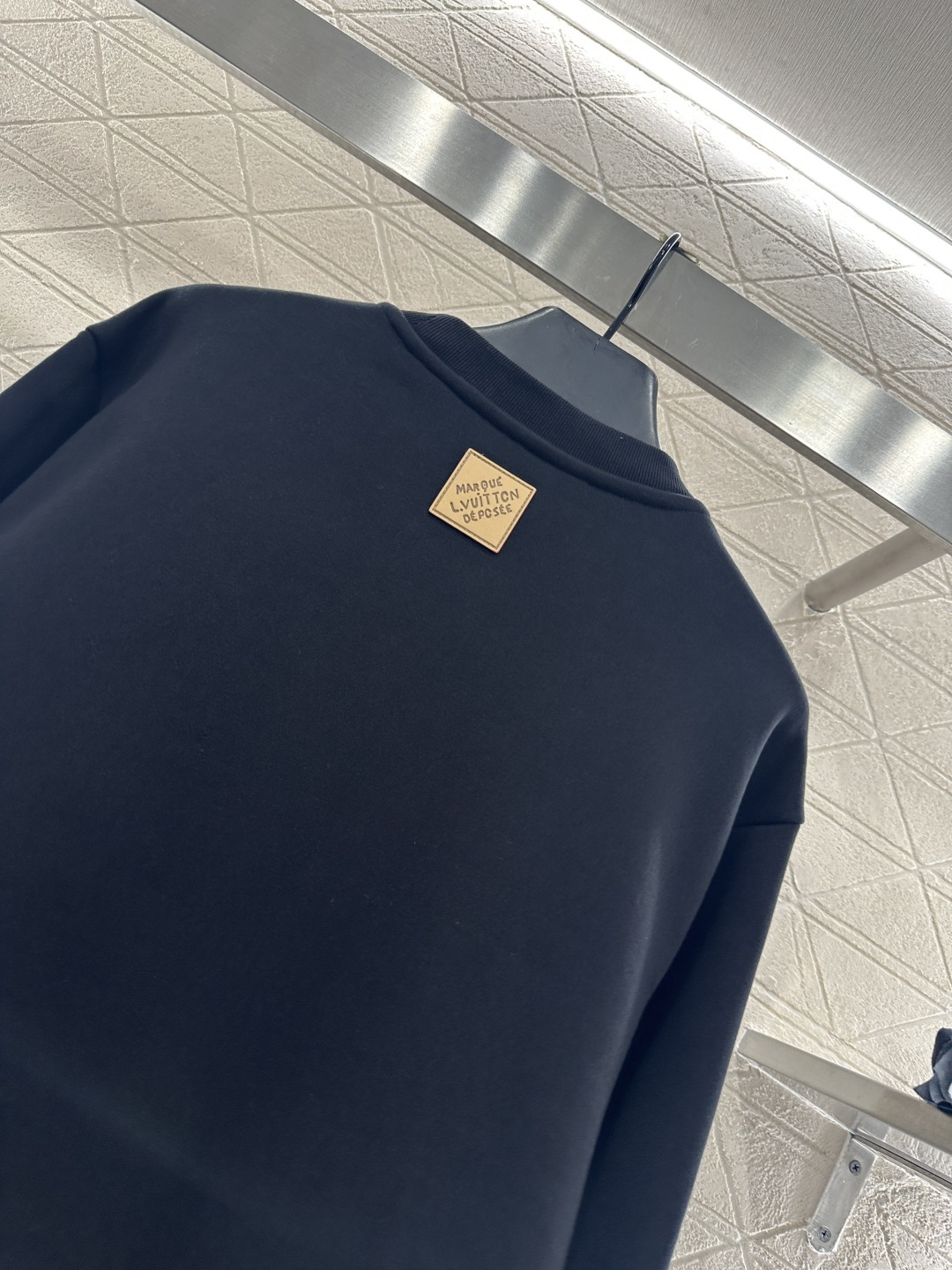 ♥Louis vuitto*♥2025新品上架 圆领刺绣徽标卫衣定制YB原生全棉材质，久洗不易变形起球，