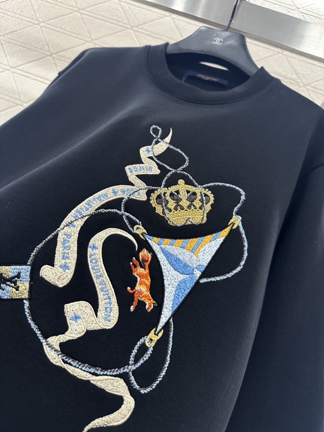 ♥Louis vuitto*♥2025新品上架 圆领刺绣徽标卫衣定制YB原生全棉材质，久洗不易变形起球，