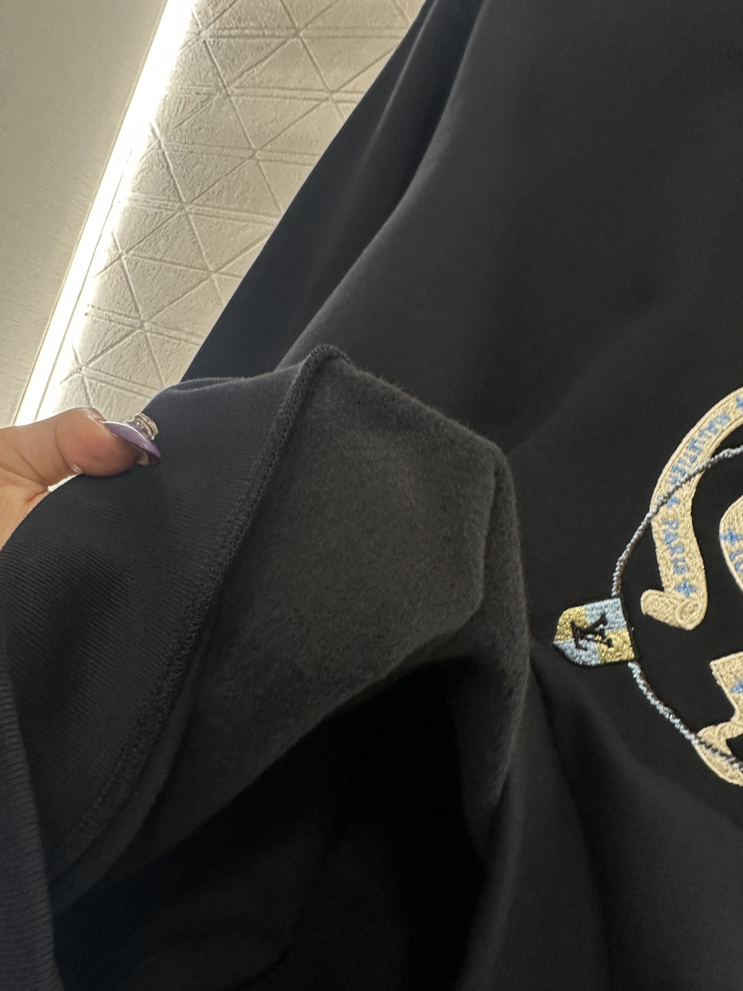 ♥Louis vuitto*♥2025新品上架 圆领刺绣徽标卫衣定制YB原生全棉材质，久洗不易变形起球，