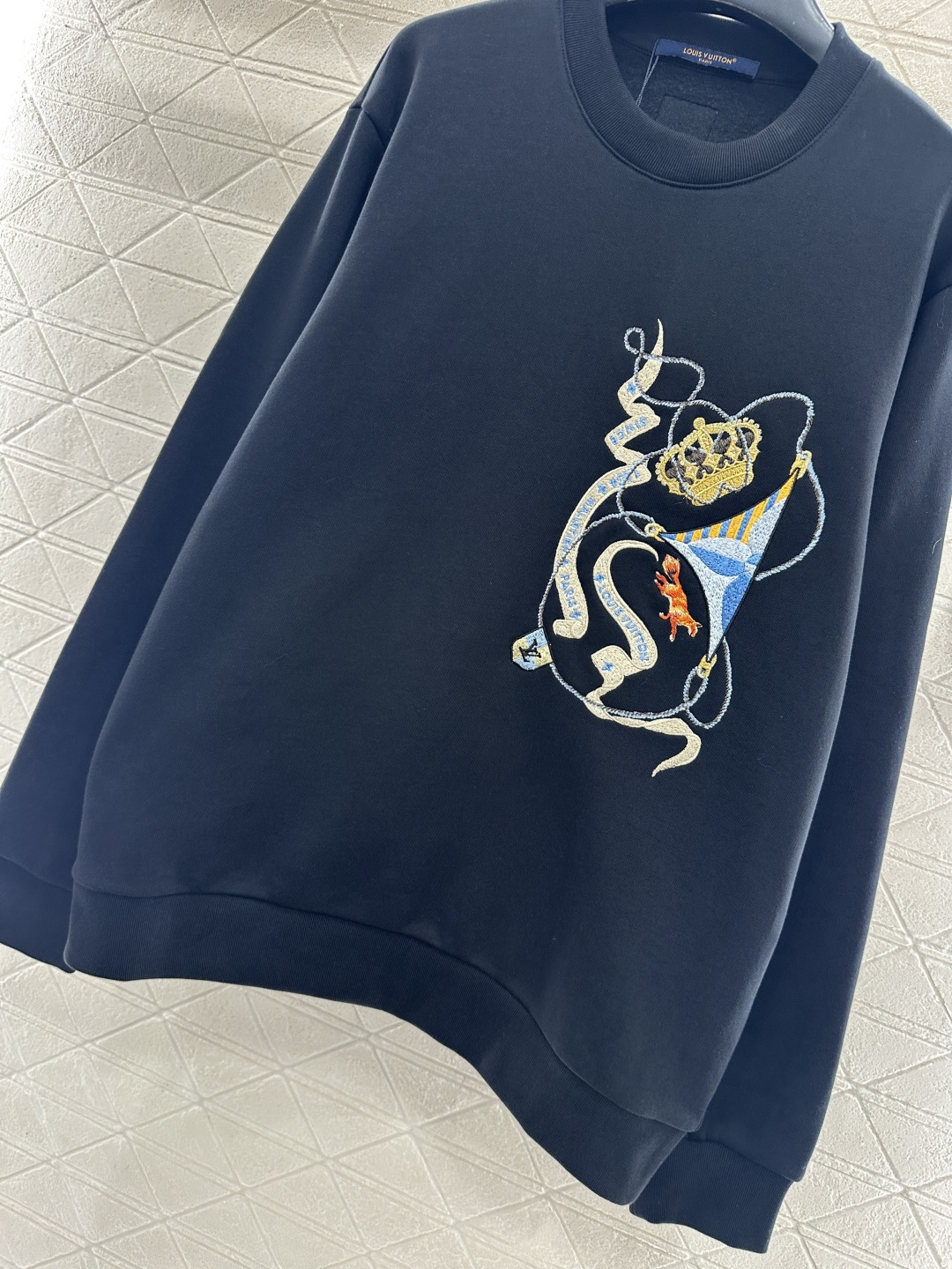 ♥Louis vuitto*♥2025新品上架 圆领刺绣徽标卫衣定制YB原生全棉材质，久洗不易变形起球，