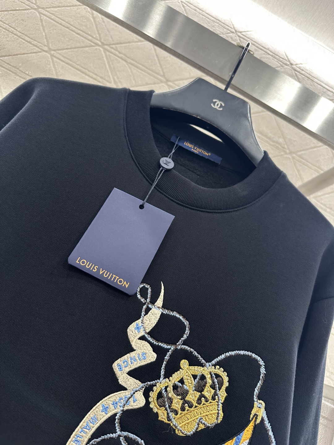 ♥Louis vuitto*♥2025新品上架 圆领刺绣徽标卫衣定制YB原生全棉材质，久洗不易变形起球，