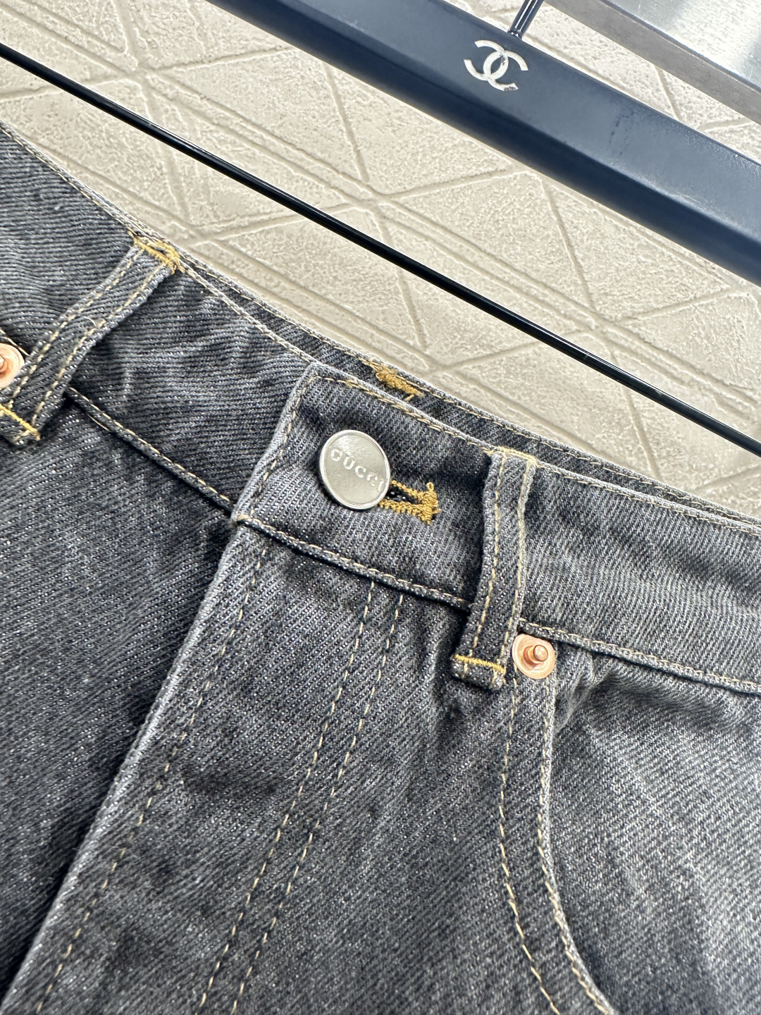 ♥Gucc*♥2025新品上架 磨白牛仔外套长裤套装定制YB斜纹棉牛仔材质，多重水洗，呈现出挺括质感，翻