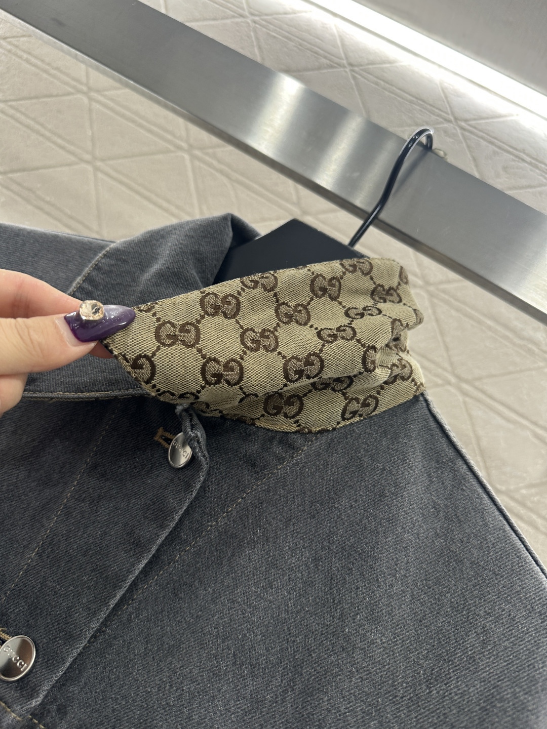 ♥Gucc*♥2025新品上架 磨白牛仔外套长裤套装定制YB斜纹棉牛仔材质，多重水洗，呈现出挺括质感，翻