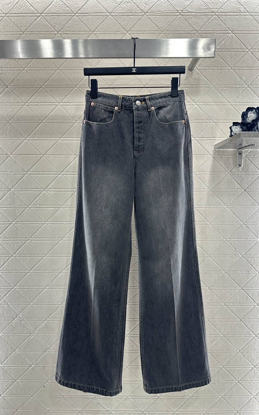 NO:638927,Gucc*2025 new products on the shelves, white denim jacket and trousers suit  Customized YB twill cotton denim material, multiple washes, showing a crisp texture, lapel right-shoulder denim jacket cut, flap pockets with basic contours, durable and high-end, symmetrically distributed white matte texture with natural transition, jacquard double G logo on the inside of the collar and cuff folds, high-end and fashionable, matched with straight trousers of the same series, echoing the letter logo of the reflective leather label on the back, highlighting the brand style, making the complete set look colorful and fashionable. Customized surface accessories Look for version High version -  trousers,Gucci-clothing,gucci,gucci,jackets & coats,alexander wang19860909Gucc*2025新品上架 磨白牛仔外套长裤套装 定制YB斜纹棉牛仔材质,多重水洗,呈现出挺括质感,翻领正肩牛仔外套裁剪,翻盖口袋搭配基础轮廓线耐看高级,对称分布自然过渡的白色磨白纹理,领边内侧和袖口翻折处点缀提花双G徽标,高级时髦,搭配同系列直筒长裤,后腰反光皮标字母徽标呼应,凸显品牌格调,成套穿搭出彩时髦.定制面辅料 认准版本 高版本 - 长裤,古驰-服装,gucci,gucci,jackets & coats,alexander wang,Women's clothing