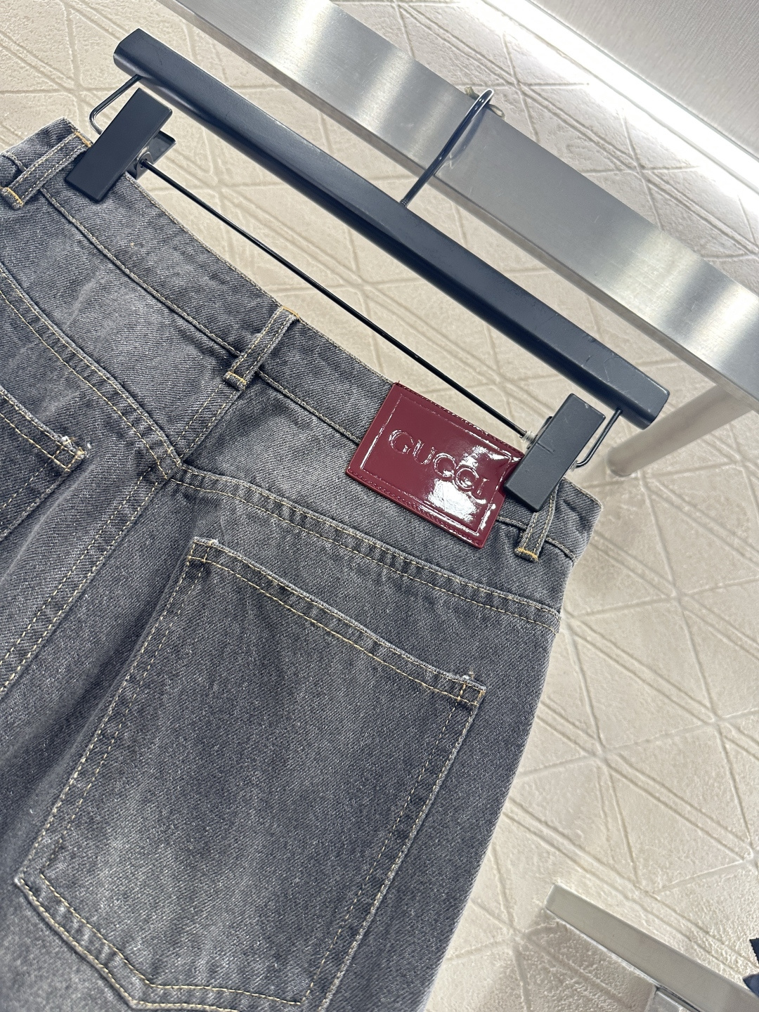 ♥Gucc*♥2025新品上架 磨白牛仔外套长裤套装定制YB斜纹棉牛仔材质，多重水洗，呈现出挺括质感，翻