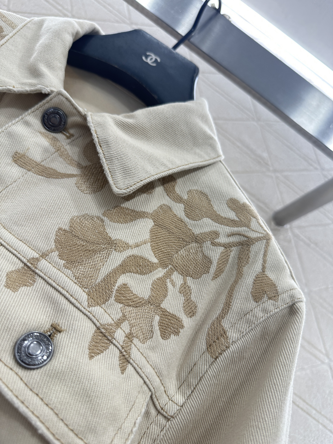 ♥Dio*♥2025新品上架刺绣牛仔夹克外套长裤套装定制YB斜纹棉牛仔材质，多重水洗，呈现出挺括质感，翻