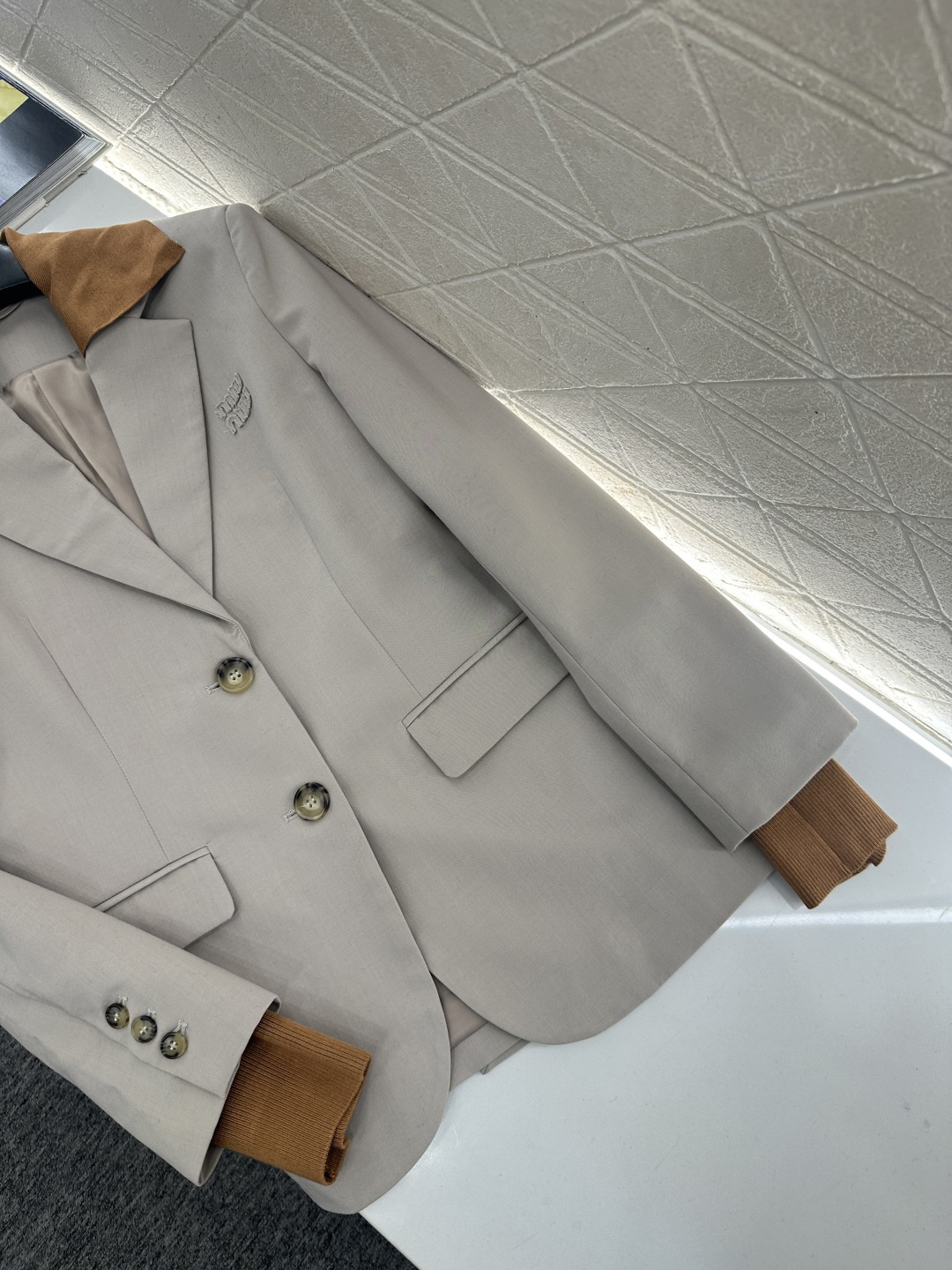 ♥Miumi*♥2025新品上架 翻领针织拼接西装外套定制YB进口精仿羊毛材质，质感光泽高级，垂顺有型，