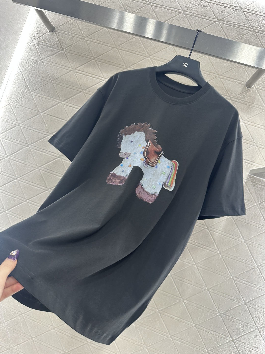 ♥26ss潮牌*♥2025新品上架 童趣印花圆领𝑇𝑒𝑒定制YB原生全棉材质，透气舒适，质感十足，宽松短袖