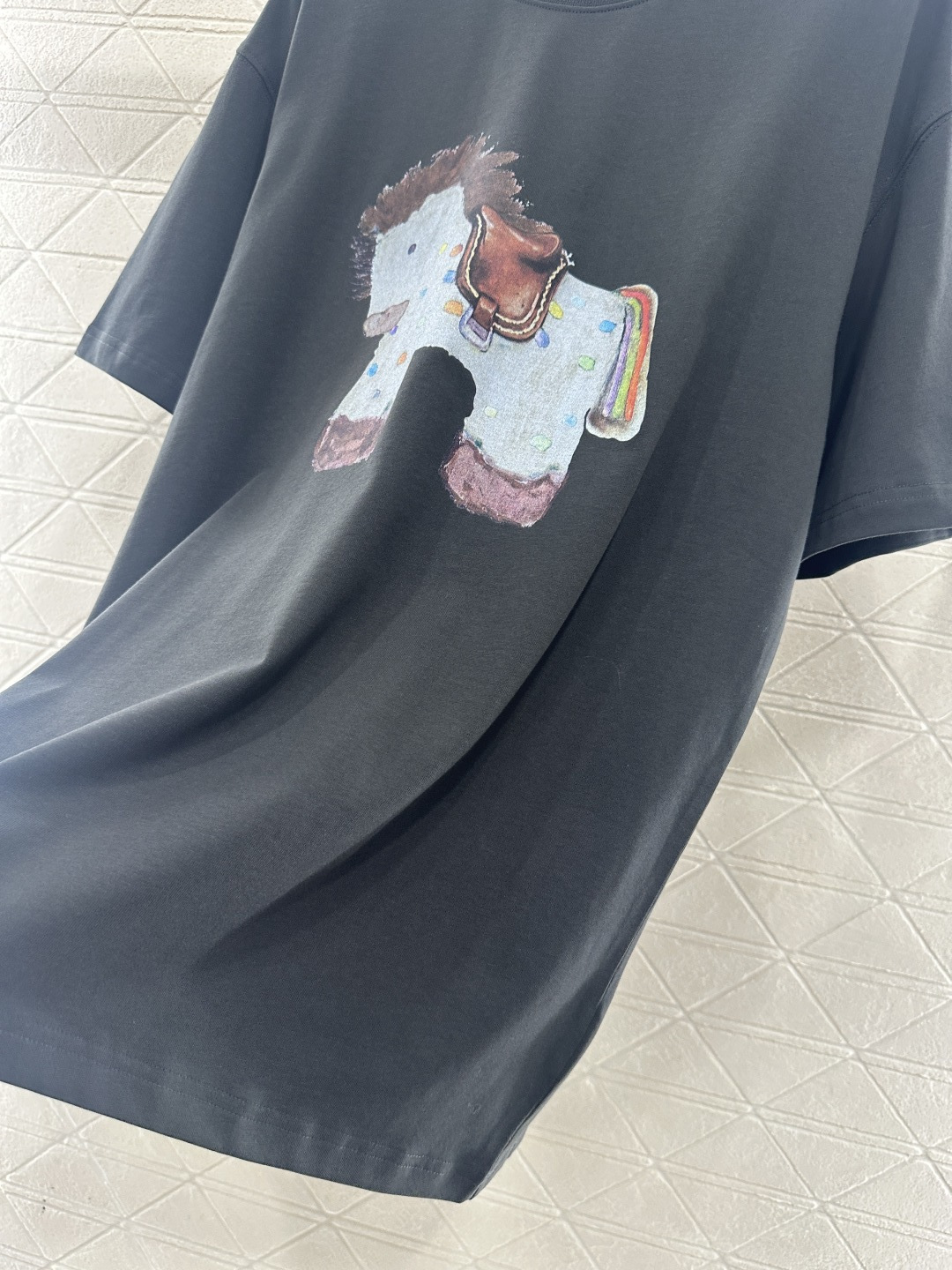 ♥26ss潮牌*♥2025新品上架 童趣印花圆领𝑇𝑒𝑒定制YB原生全棉材质，透气舒适，质感十足，宽松短袖