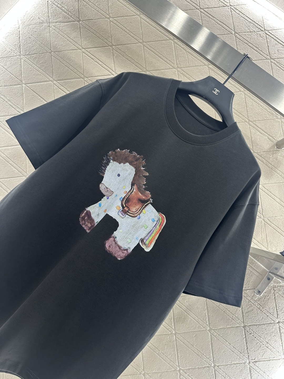 ♥26ss潮牌*♥2025新品上架 童趣印花圆领𝑇𝑒𝑒定制YB原生全棉材质，透气舒适，质感十足，宽松短袖