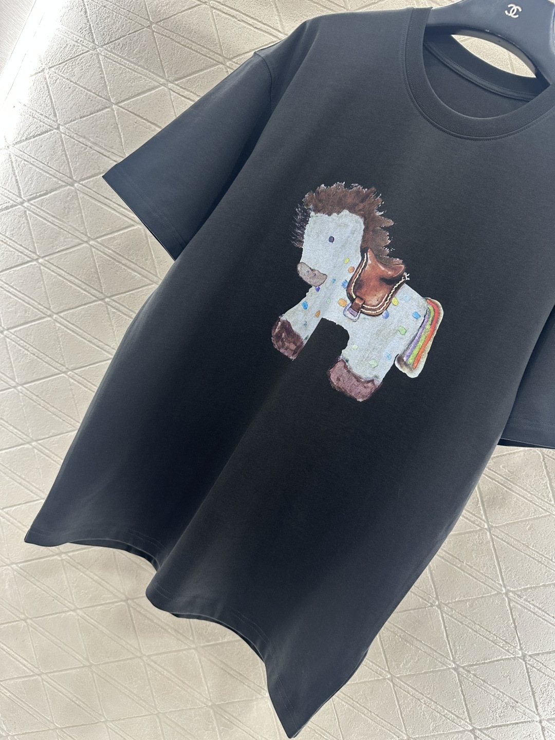 ♥26ss潮牌*♥2025新品上架 童趣印花圆领𝑇𝑒𝑒定制YB原生全棉材质，透气舒适，质感十足，宽松短袖