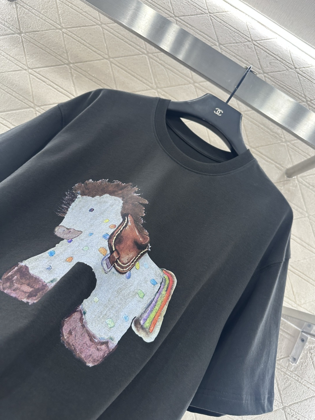 ♥26ss潮牌*♥2025新品上架 童趣印花圆领𝑇𝑒𝑒定制YB原生全棉材质，透气舒适，质感十足，宽松短袖