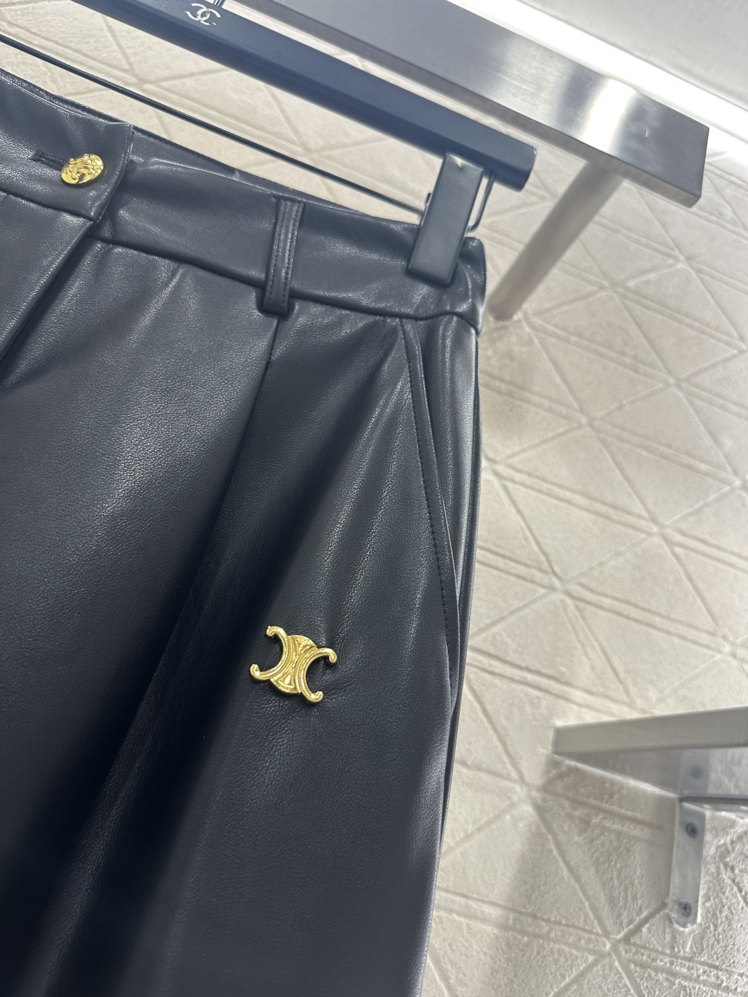 ♥Celin*♥2025新品上架 徽标阔腿直筒皮裤定制YB进口皮革材质，质感光泽，穿搭舒适，垂坠有型，内