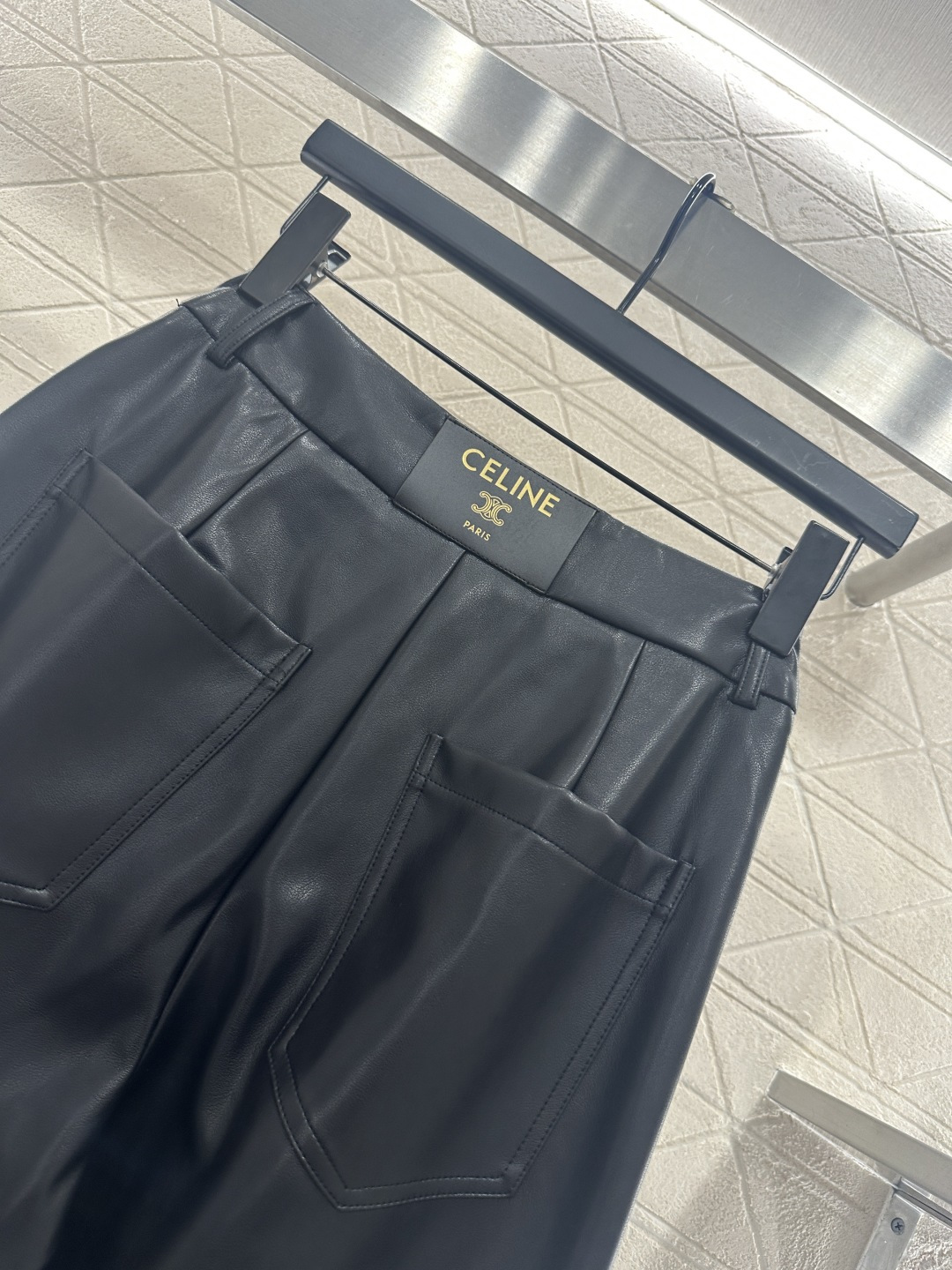 ♥Celin*♥2025新品上架 徽标阔腿直筒皮裤定制YB进口皮革材质，质感光泽，穿搭舒适，垂坠有型，内