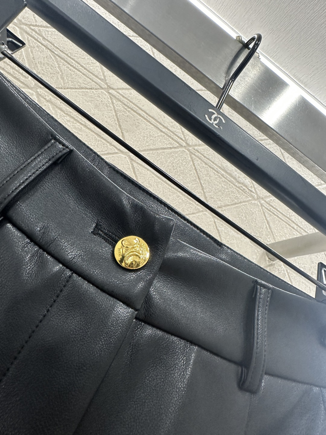 ♥Celin*♥2025新品上架 徽标阔腿直筒皮裤定制YB进口皮革材质，质感光泽，穿搭舒适，垂坠有型，内